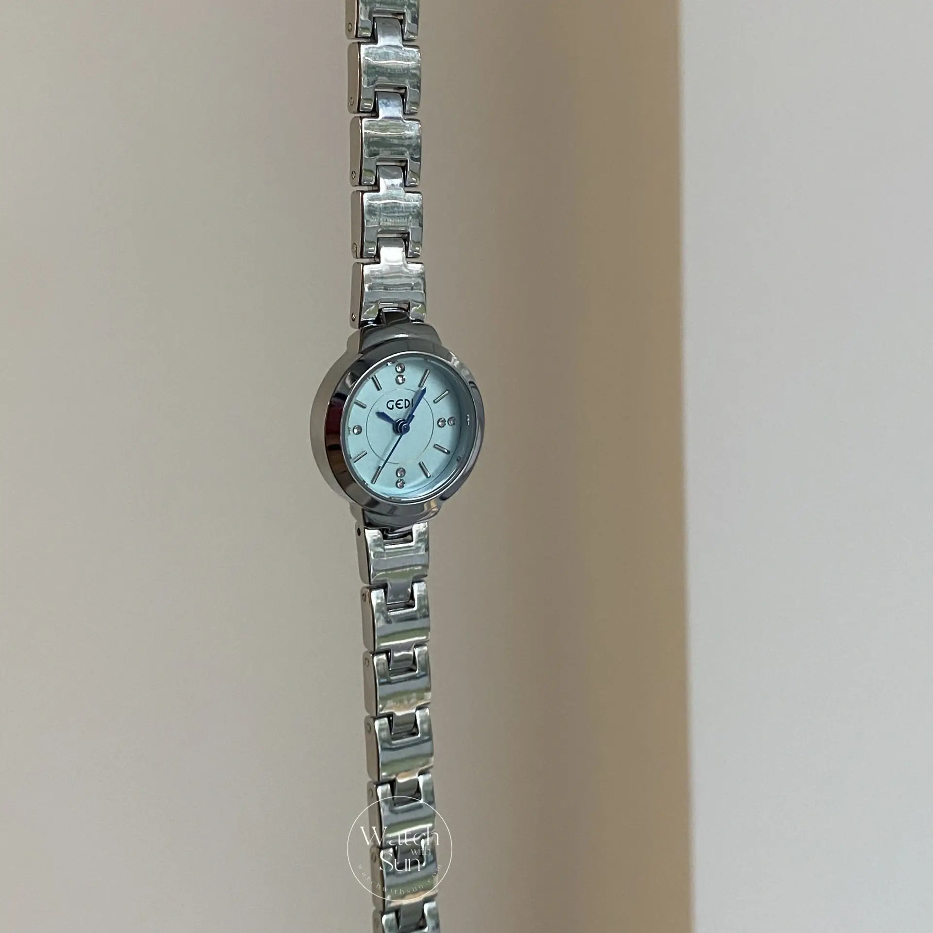 Chic Silver-Pink/Blue/White Round Face Bracelet Watch