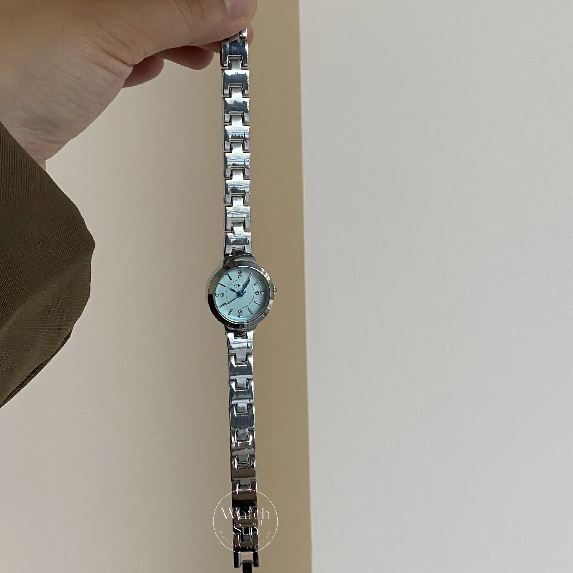 Chic Silver-Pink/Blue/White Round Face Bracelet Watch