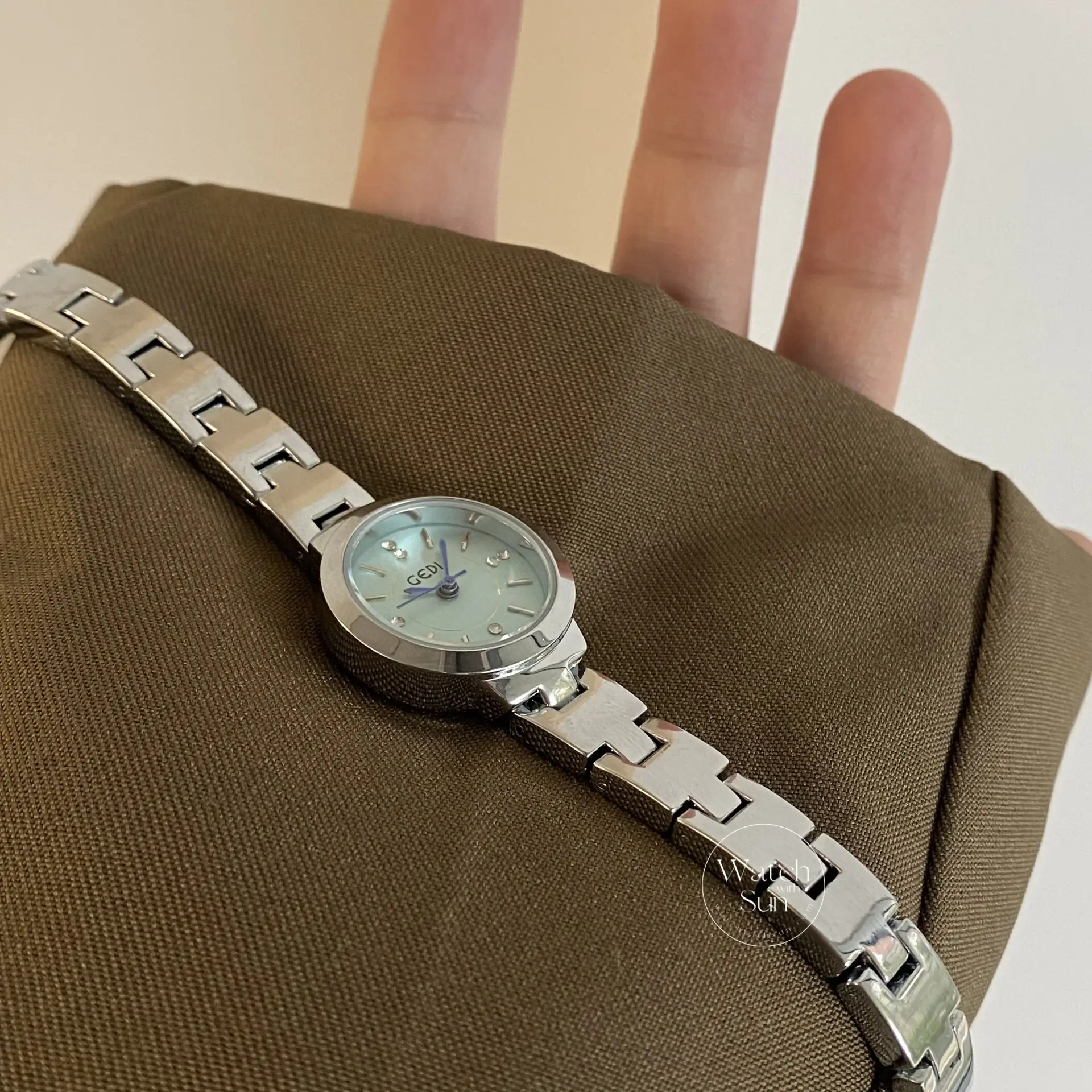 Chic Silver-Pink/Blue/White Round Face Bracelet Watch