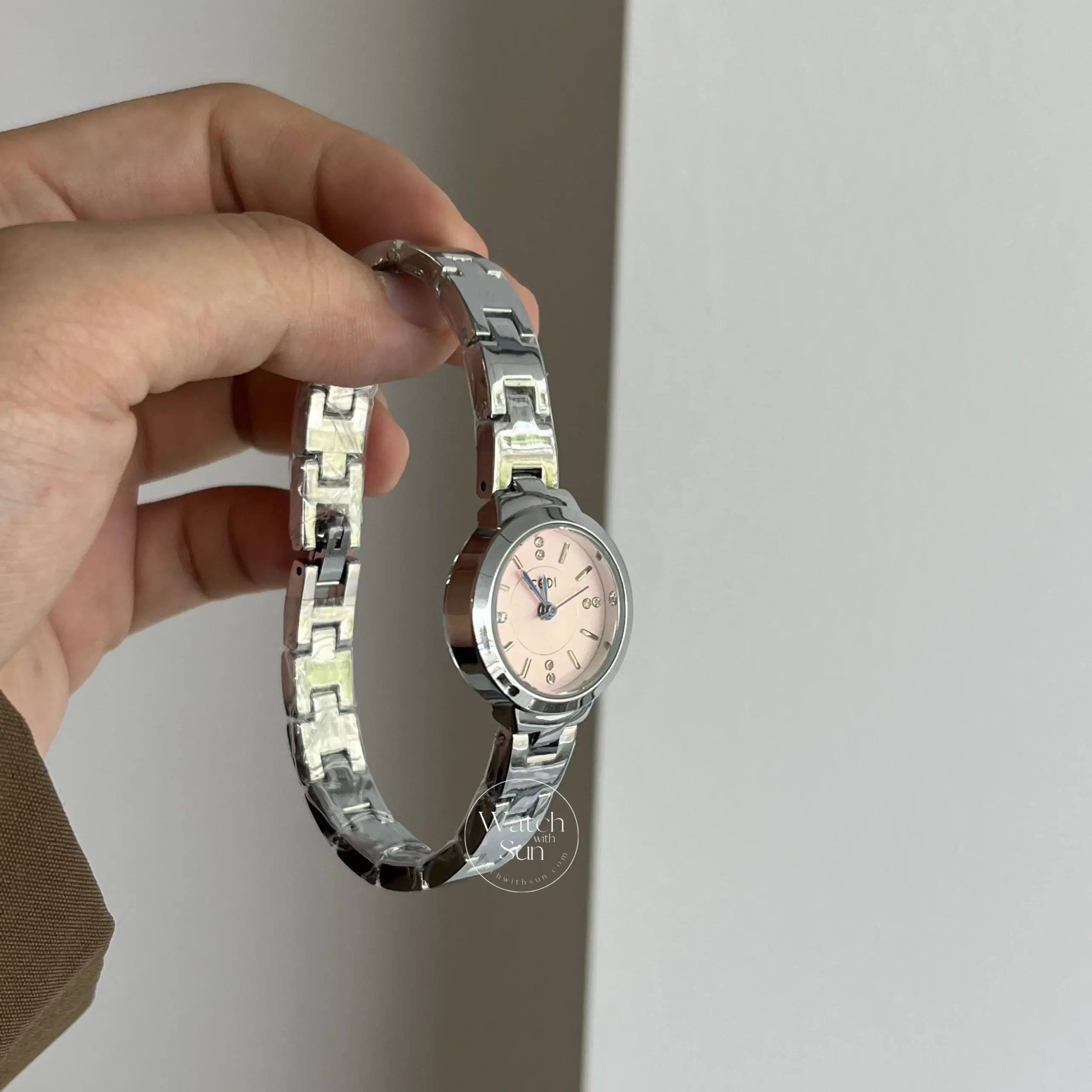 Chic Silver-Pink/Blue/White Round Face Bracelet Watch