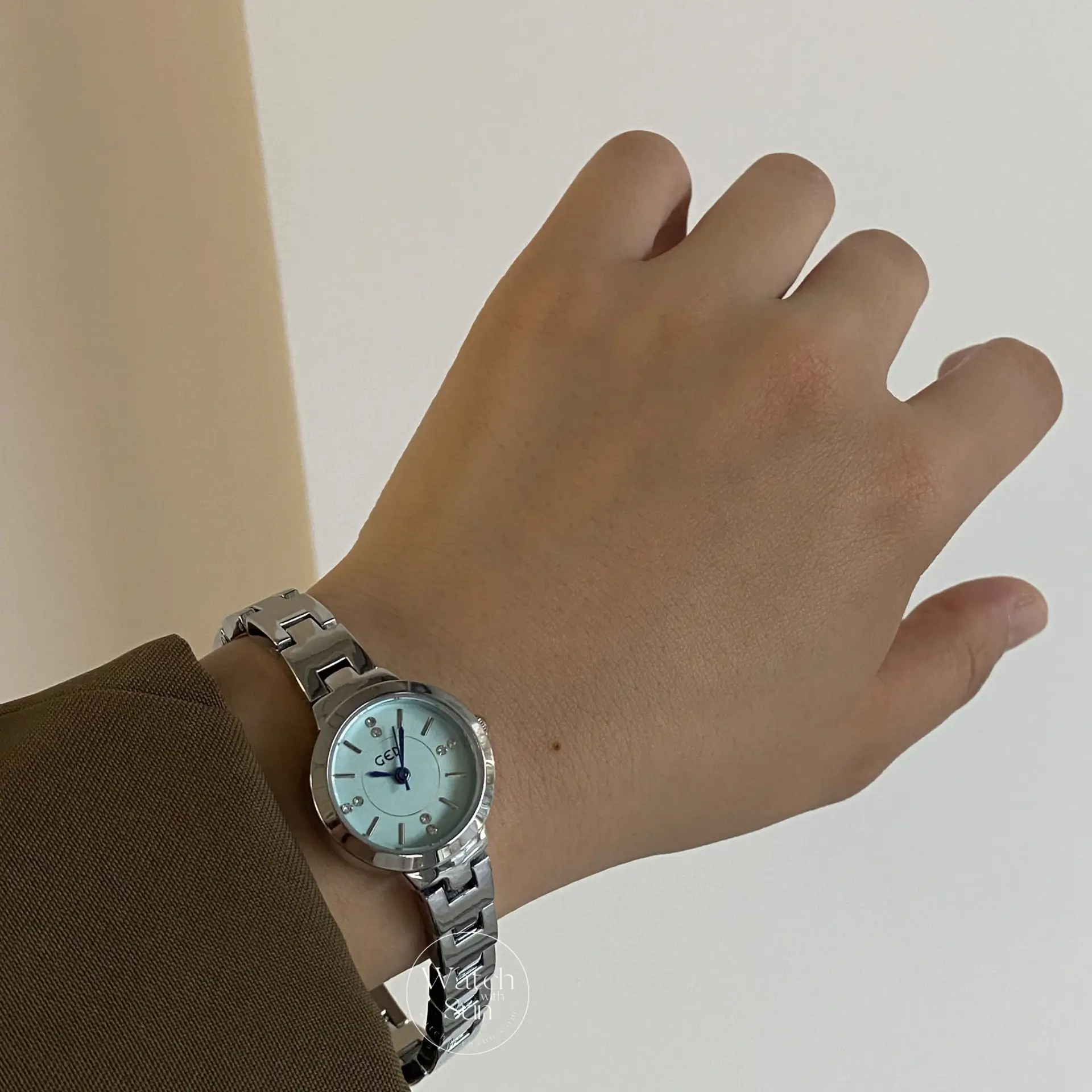 Chic Silver-Pink/Blue/White Round Face Bracelet Watch