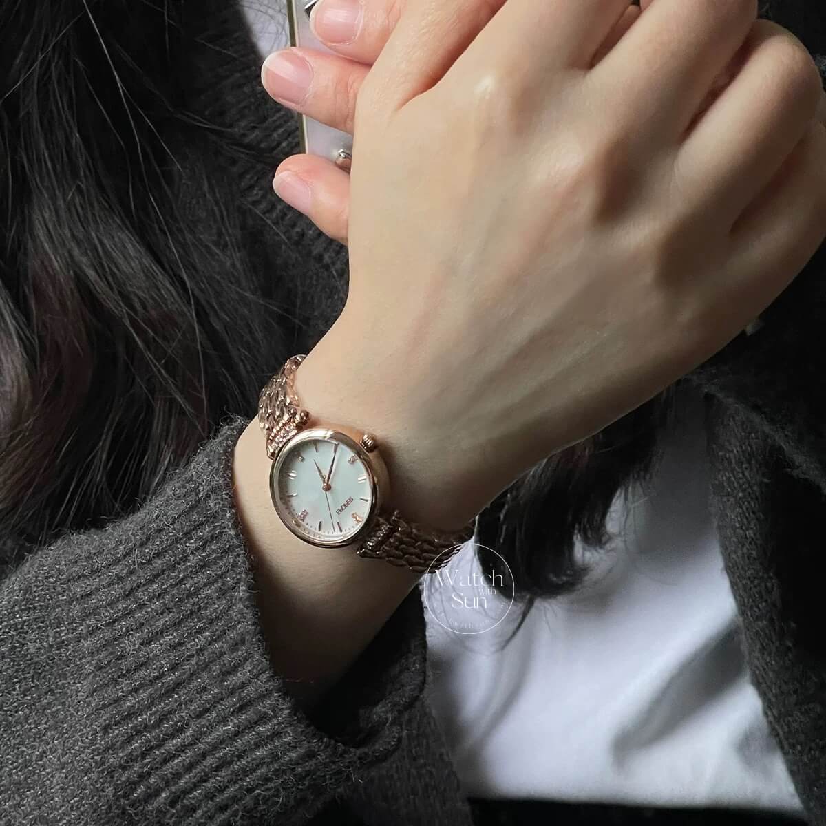 Vintage Gold/Silver Round Face Mother of Pearl Watch