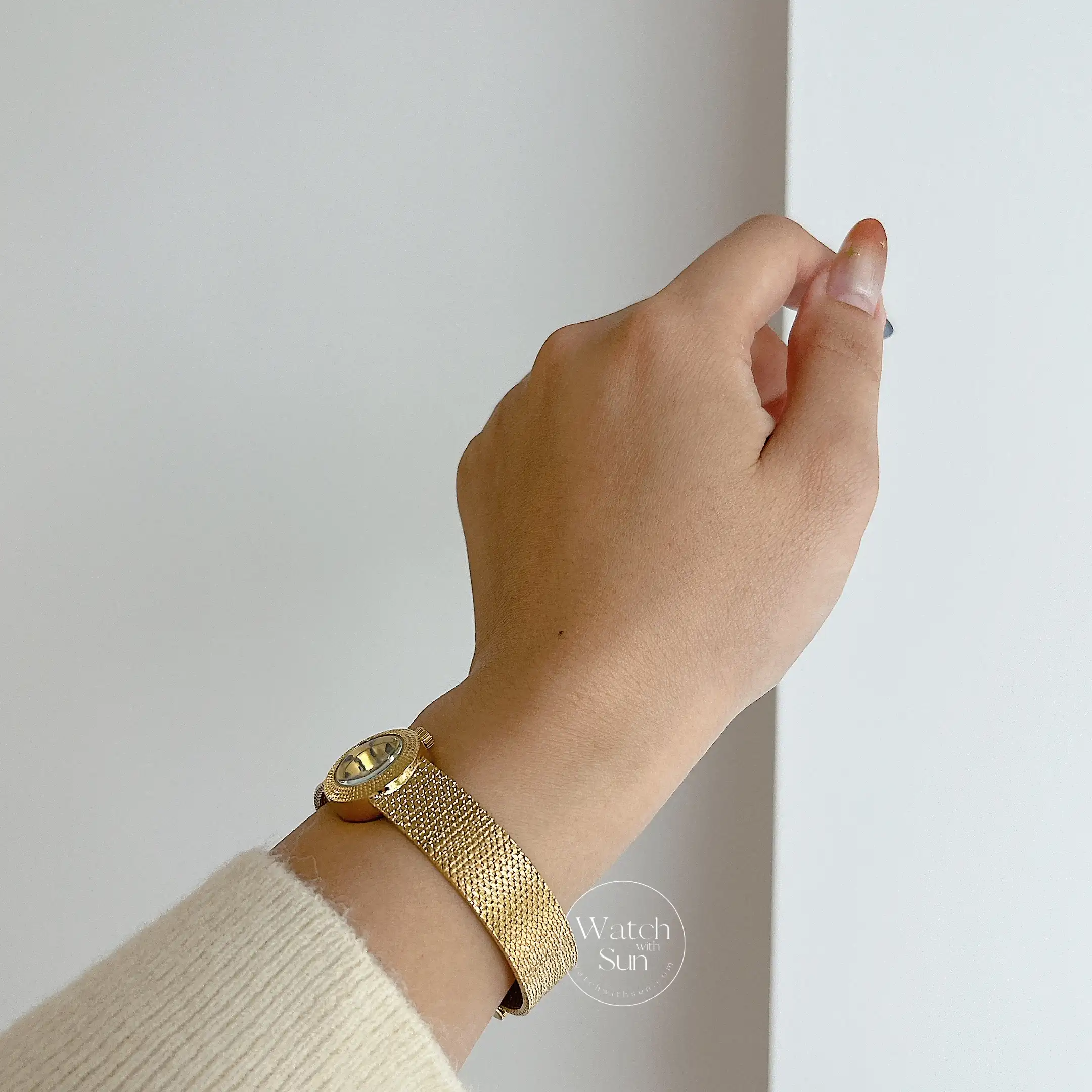 Vintage Gold/Silver Round Face Wristwatch for Women