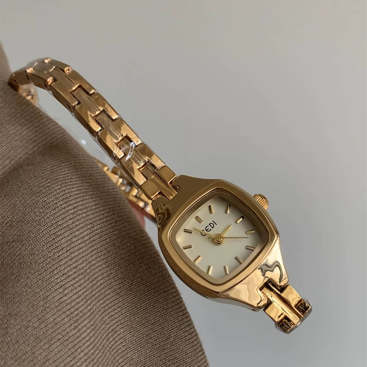 Chic Gold-Emerald Round Stainless Steel Watch