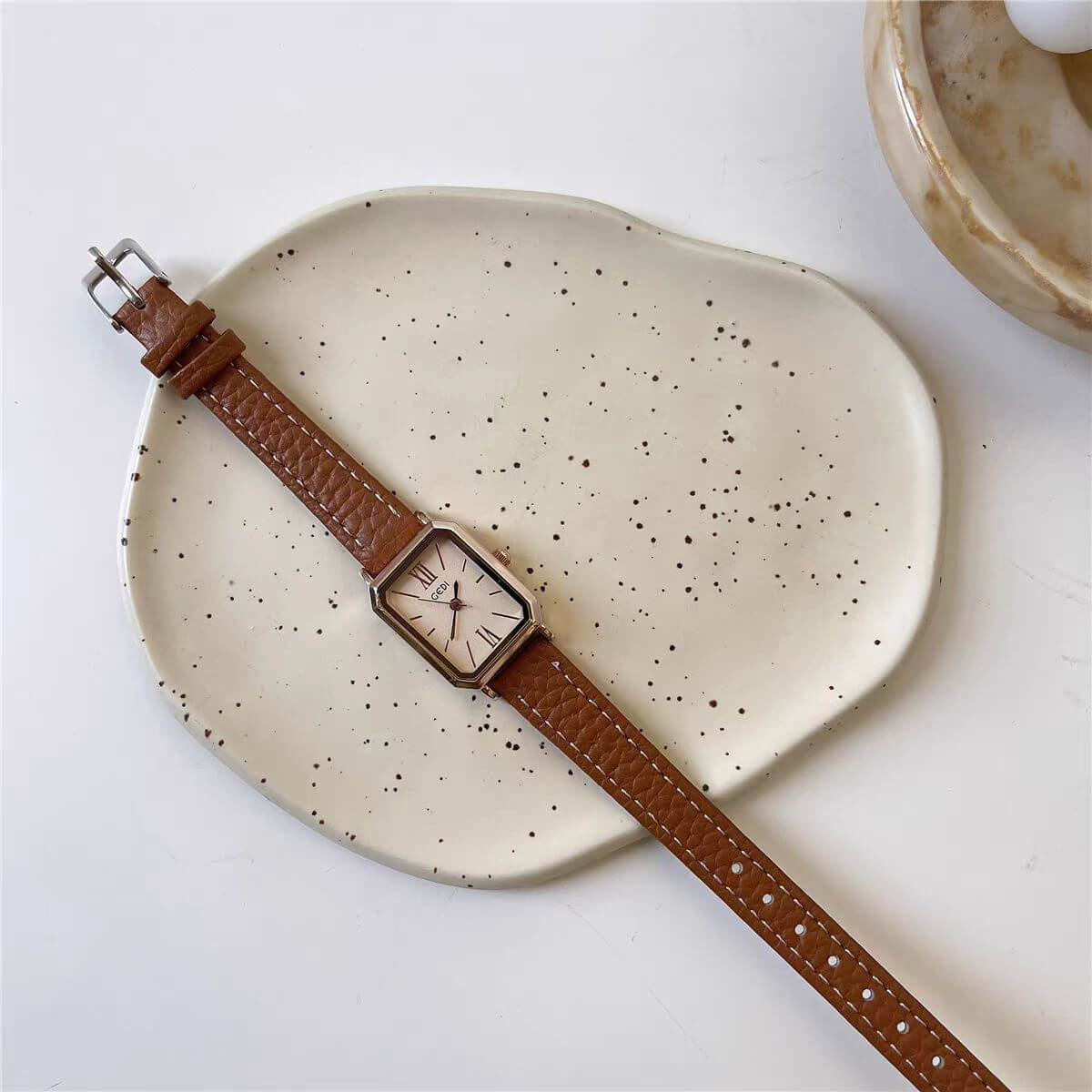 Classic Brown/Pink/Blue/Black/Green Round Genuine Leather Watch