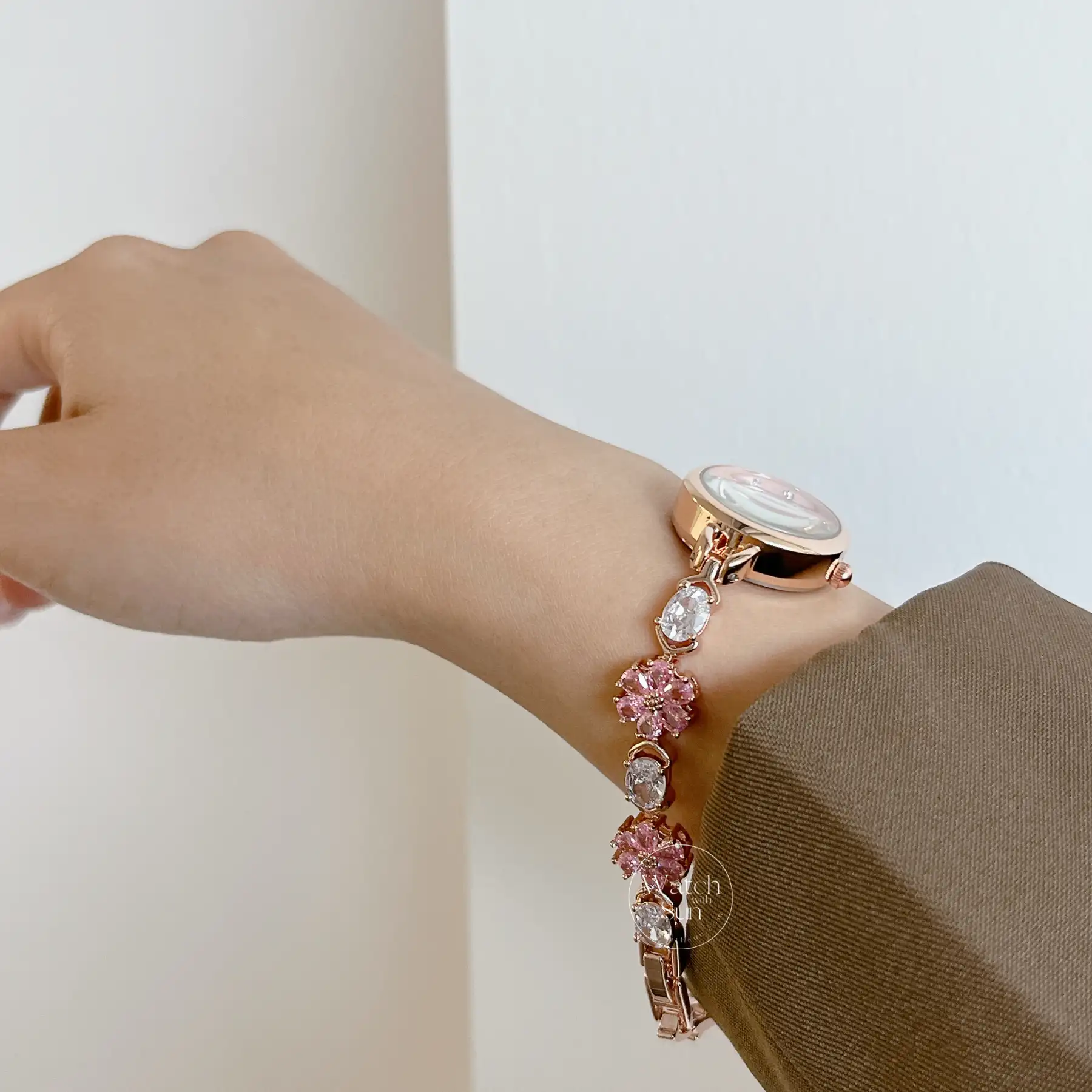 Dainty Gold Round Stainless Steel Bracelet Ladies Watch