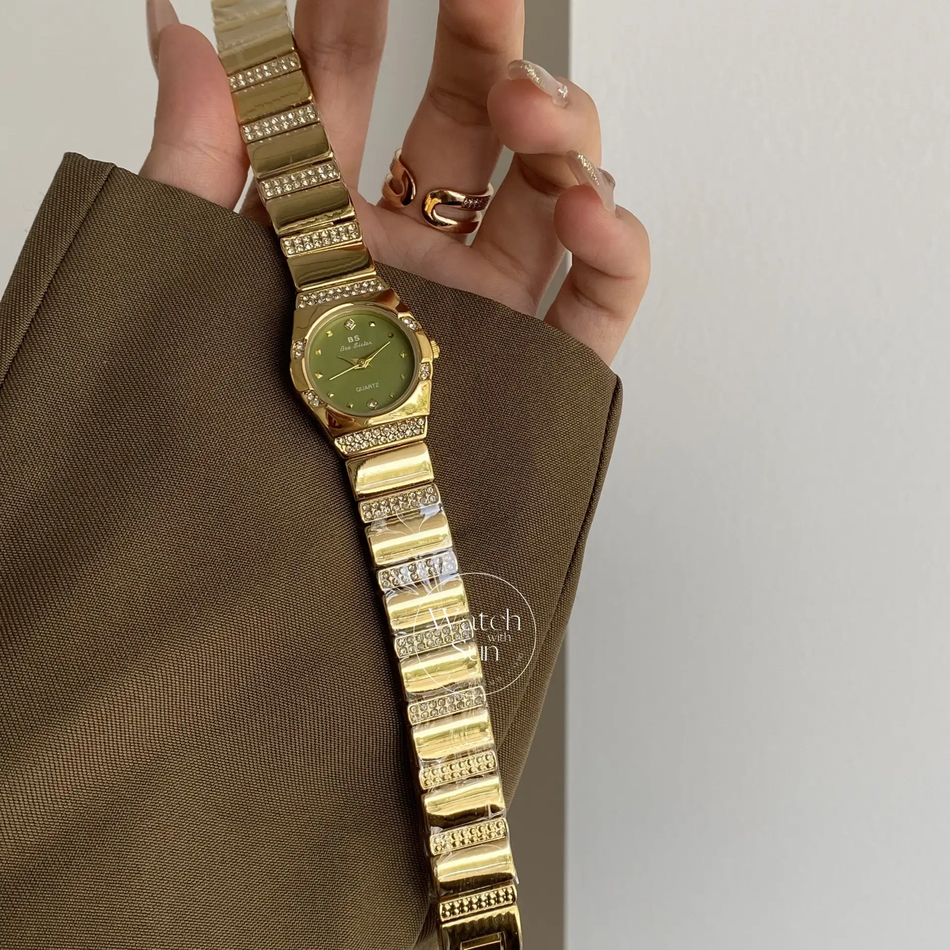 Vintage Style Green Round Face Ladies Wristwatch