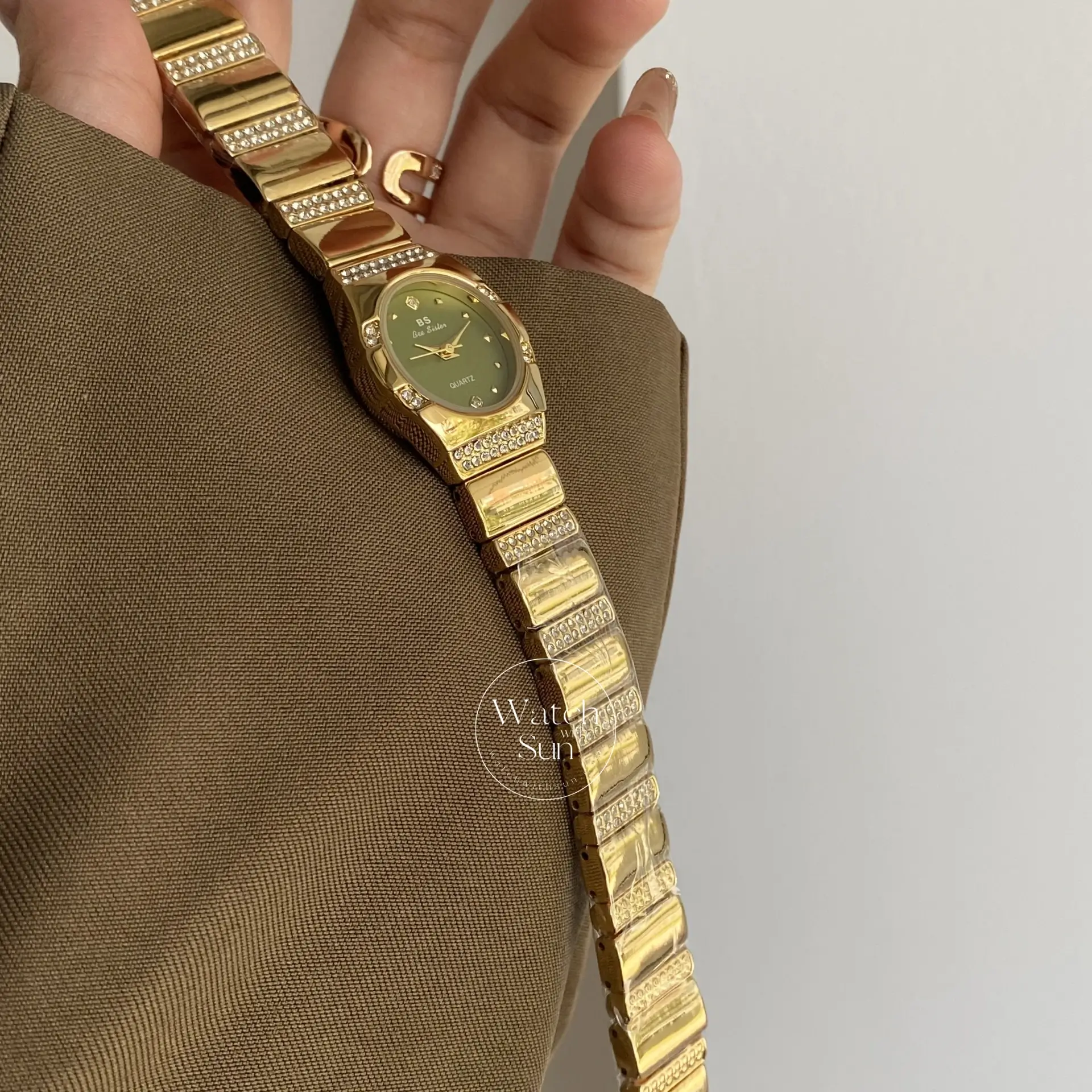 Vintage Style Green Round Face Ladies Wristwatch