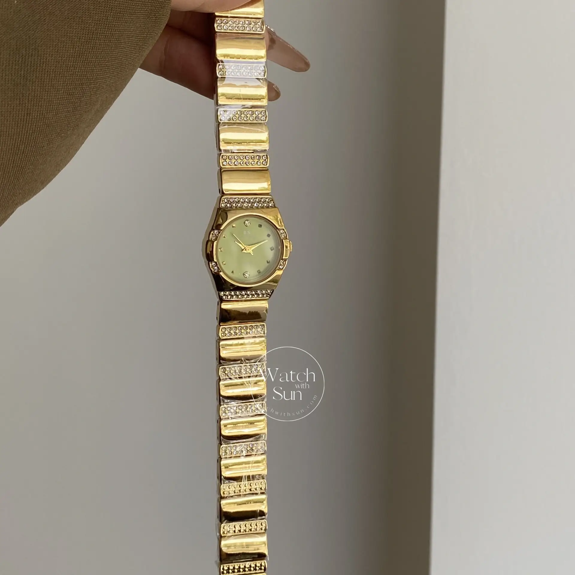 Vintage Style Green Round Face Ladies Wristwatch