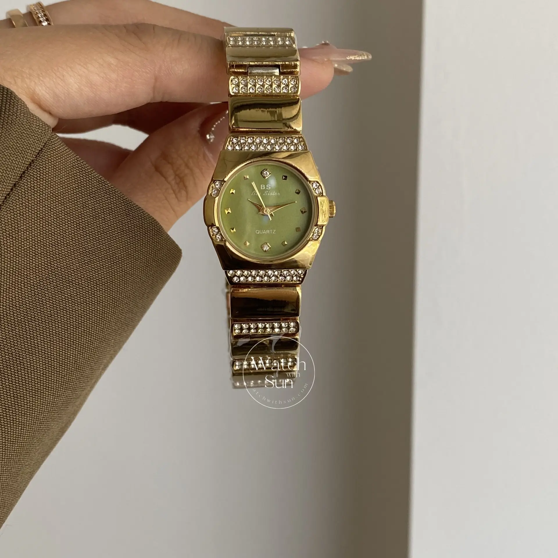 Vintage Style Green Round Face Ladies Wristwatch