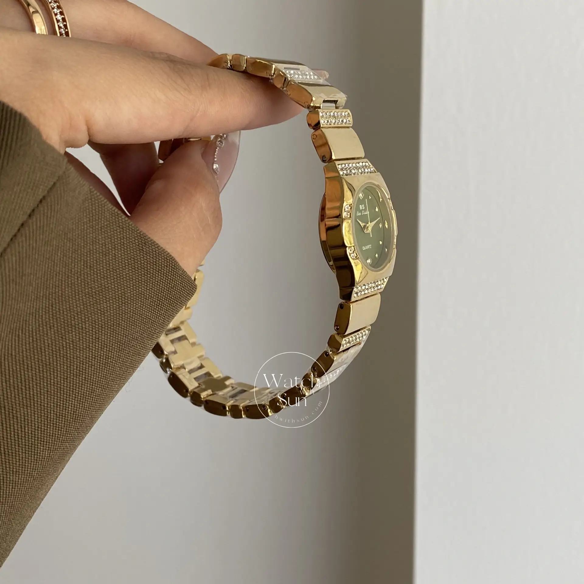 Vintage Style Green Round Face Ladies Wristwatch