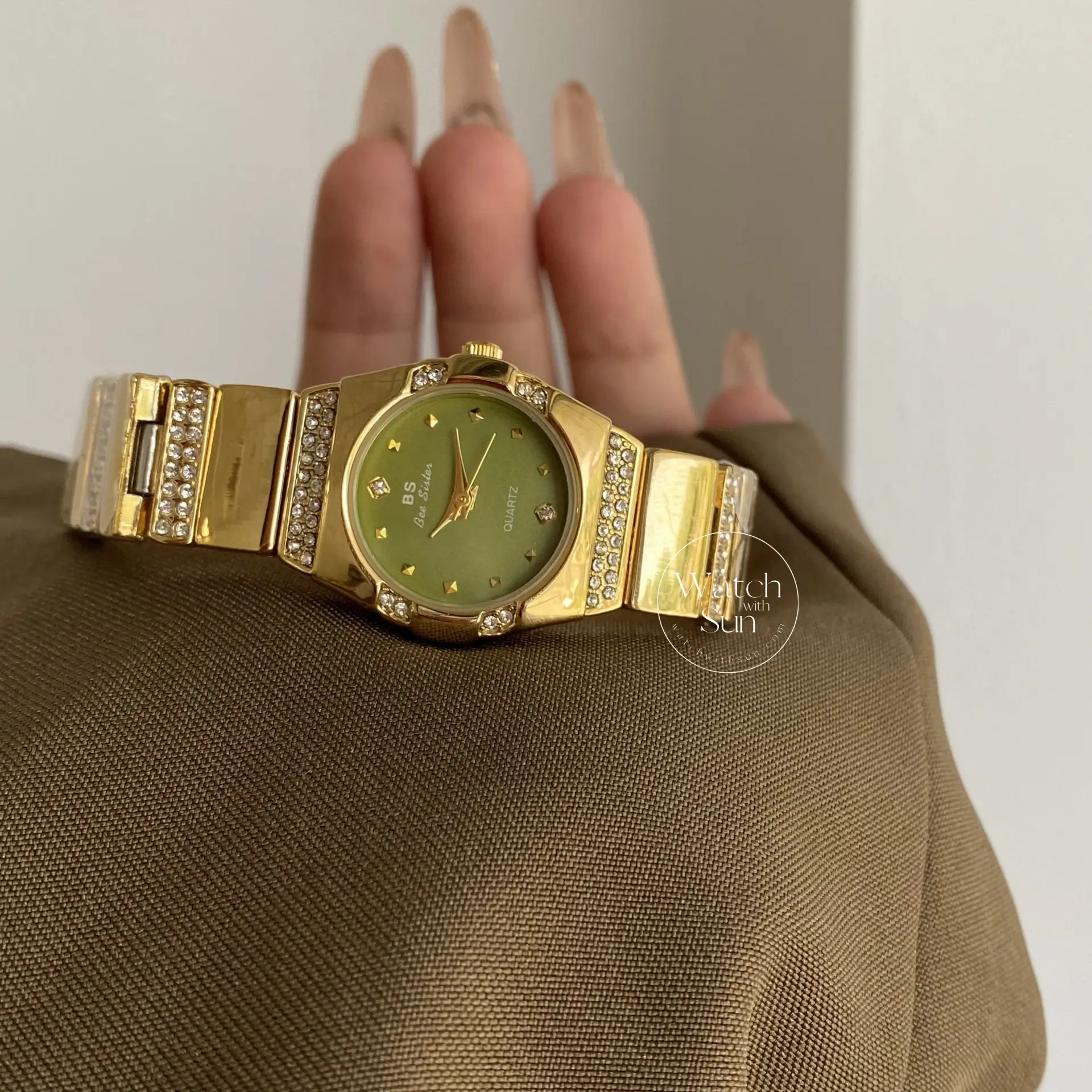 Vintage Style Green Round Face Ladies Wristwatch