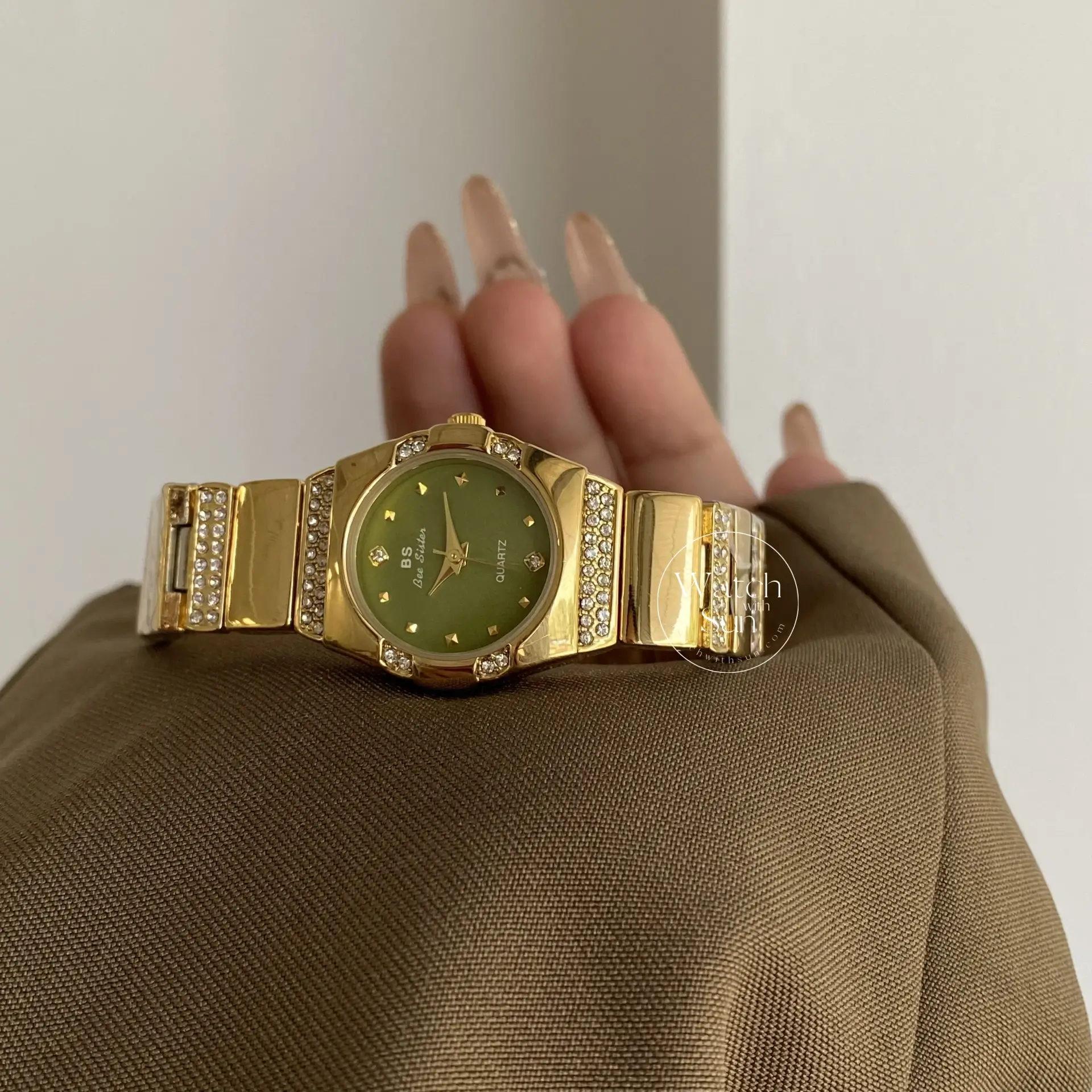 Vintage Style Green Round Face Ladies Wristwatch
