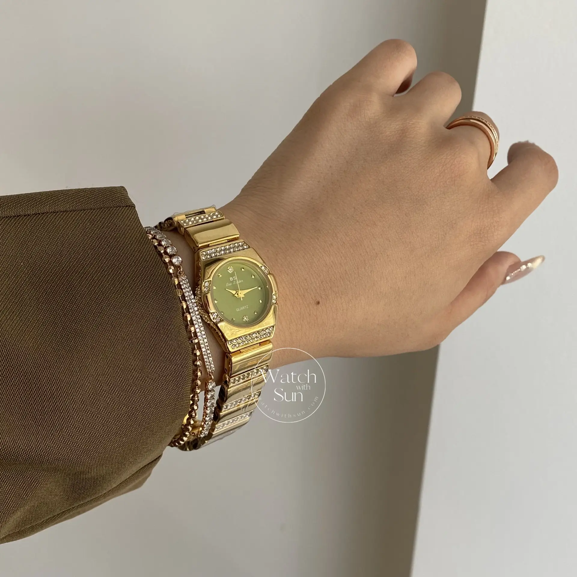 Vintage Style Green Round Face Ladies Wristwatch