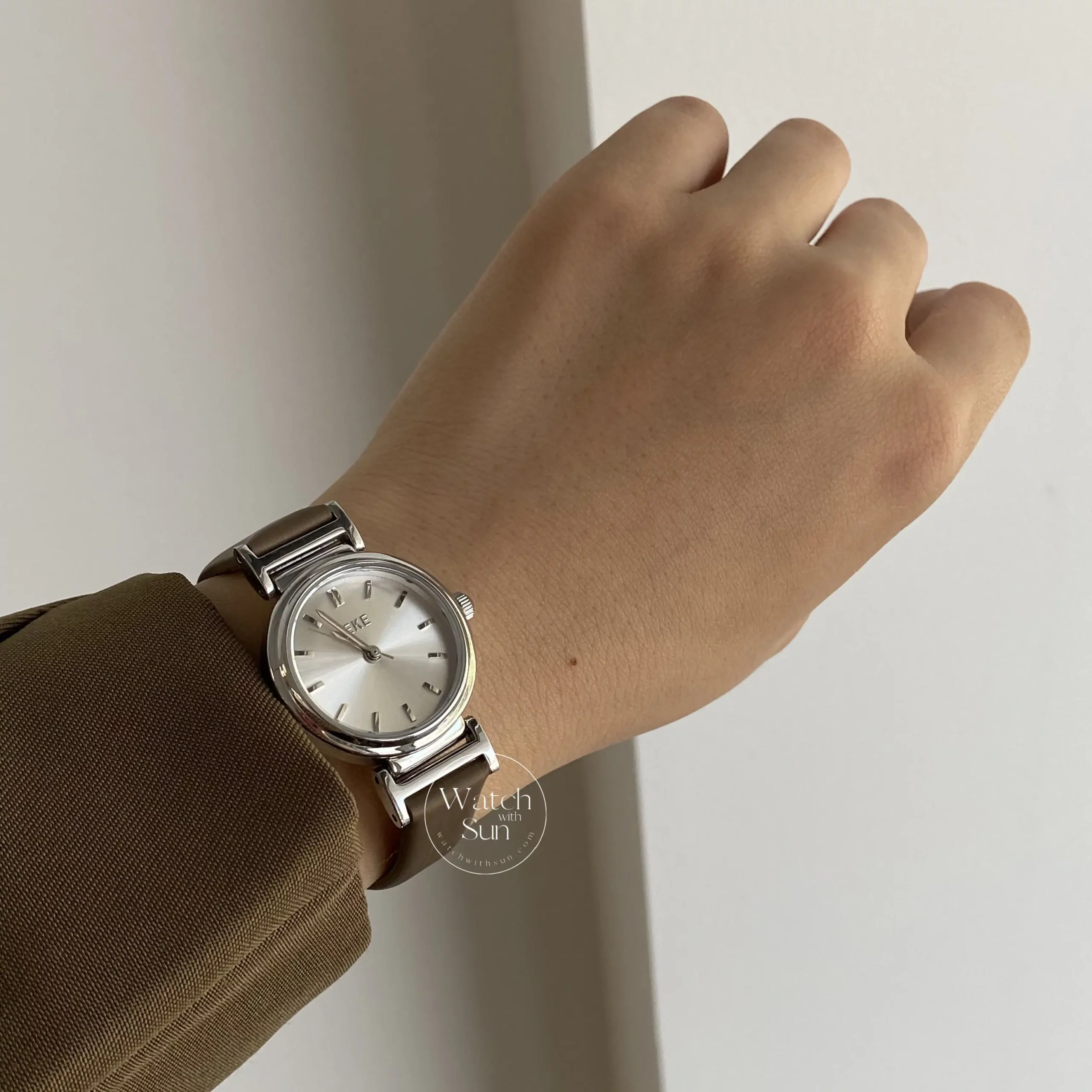 Vintage Style Black/Brown/White Leather Round Face Watch