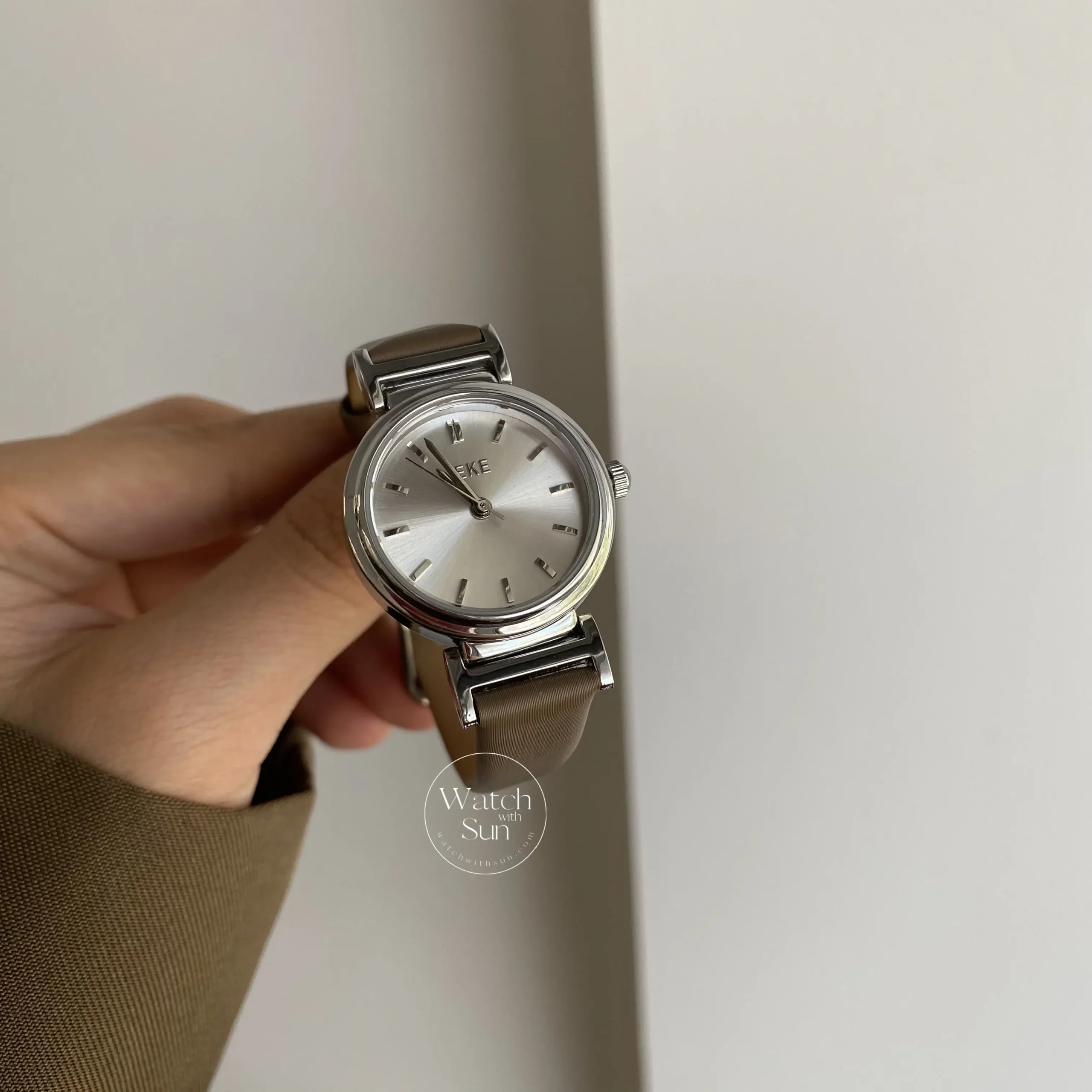 Vintage Style Black/Brown/White Leather Round Face Watch