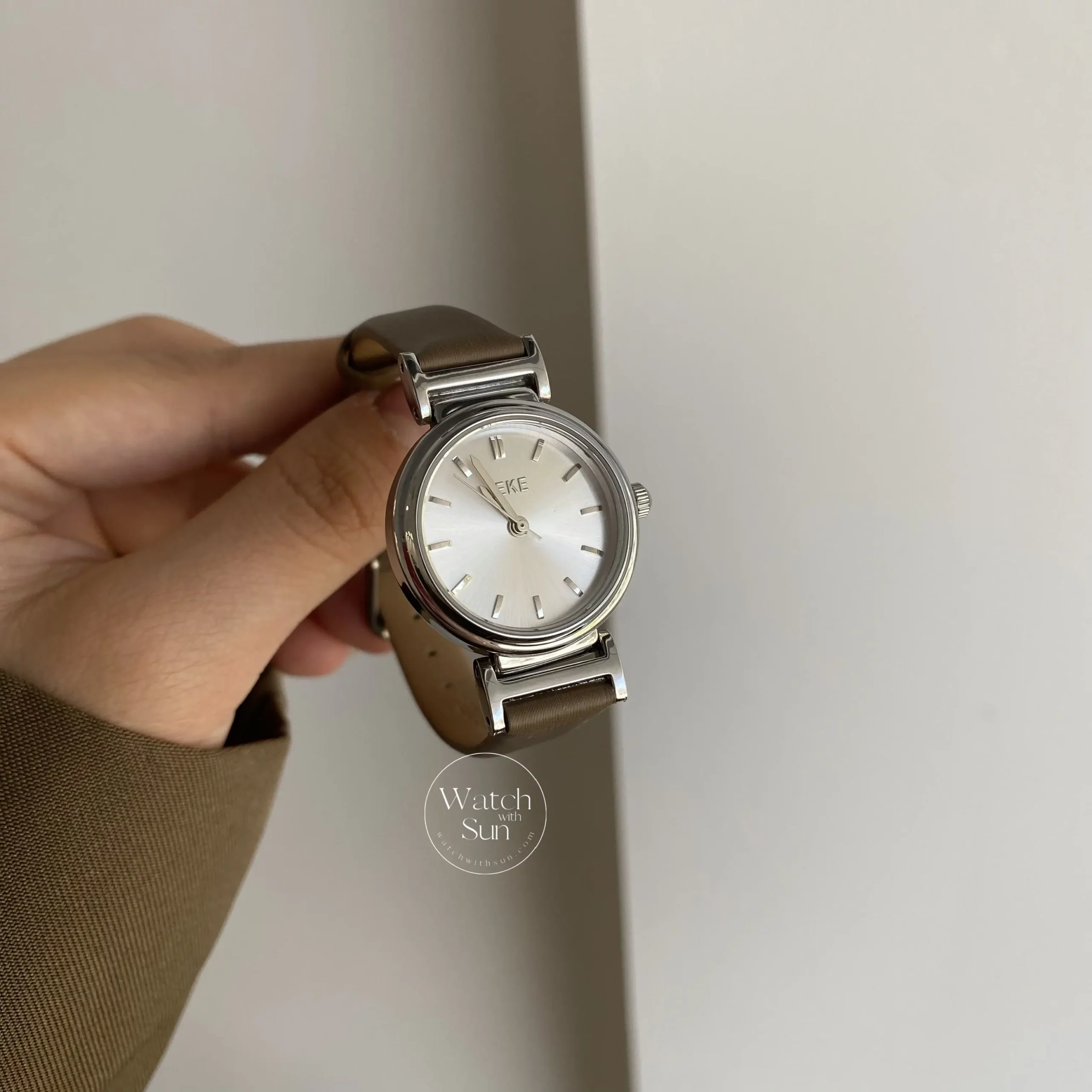 Vintage Style Black/Brown/White Leather Round Face Watch