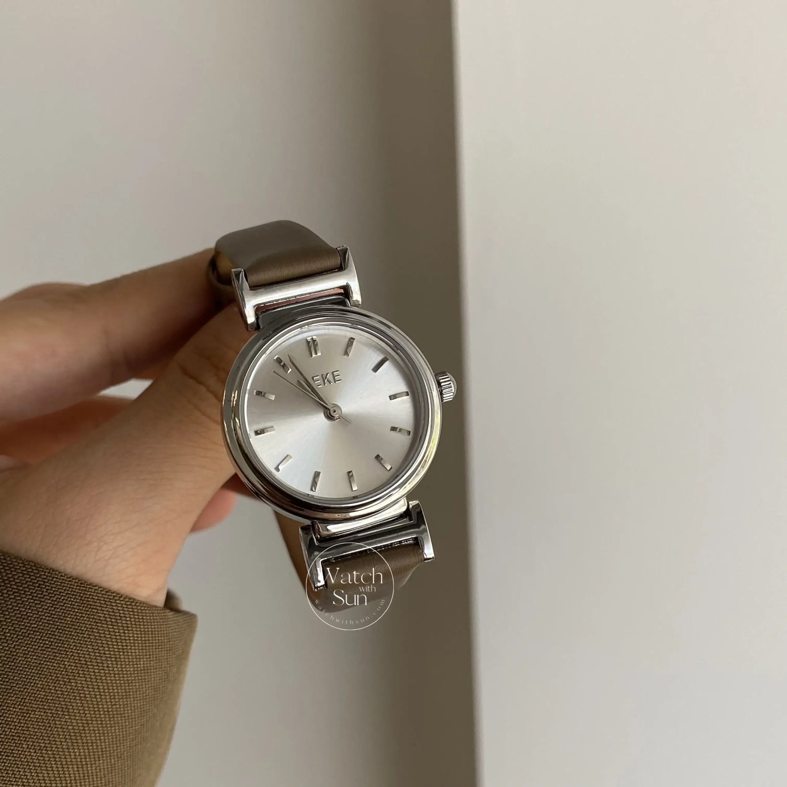 Vintage Style Black/Brown/White Leather Round Face Watch