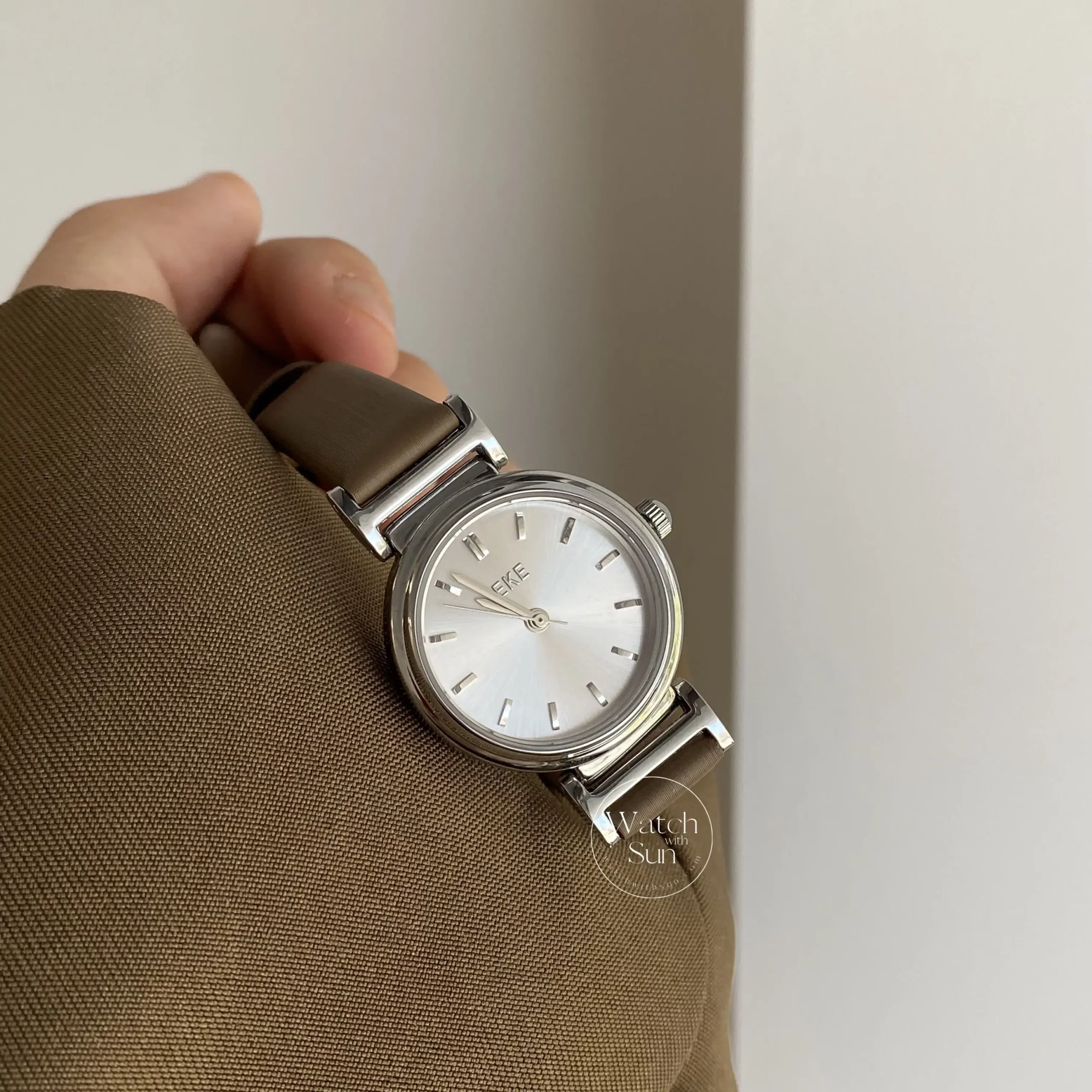 Vintage Style Black/Brown/White Leather Round Face Watch