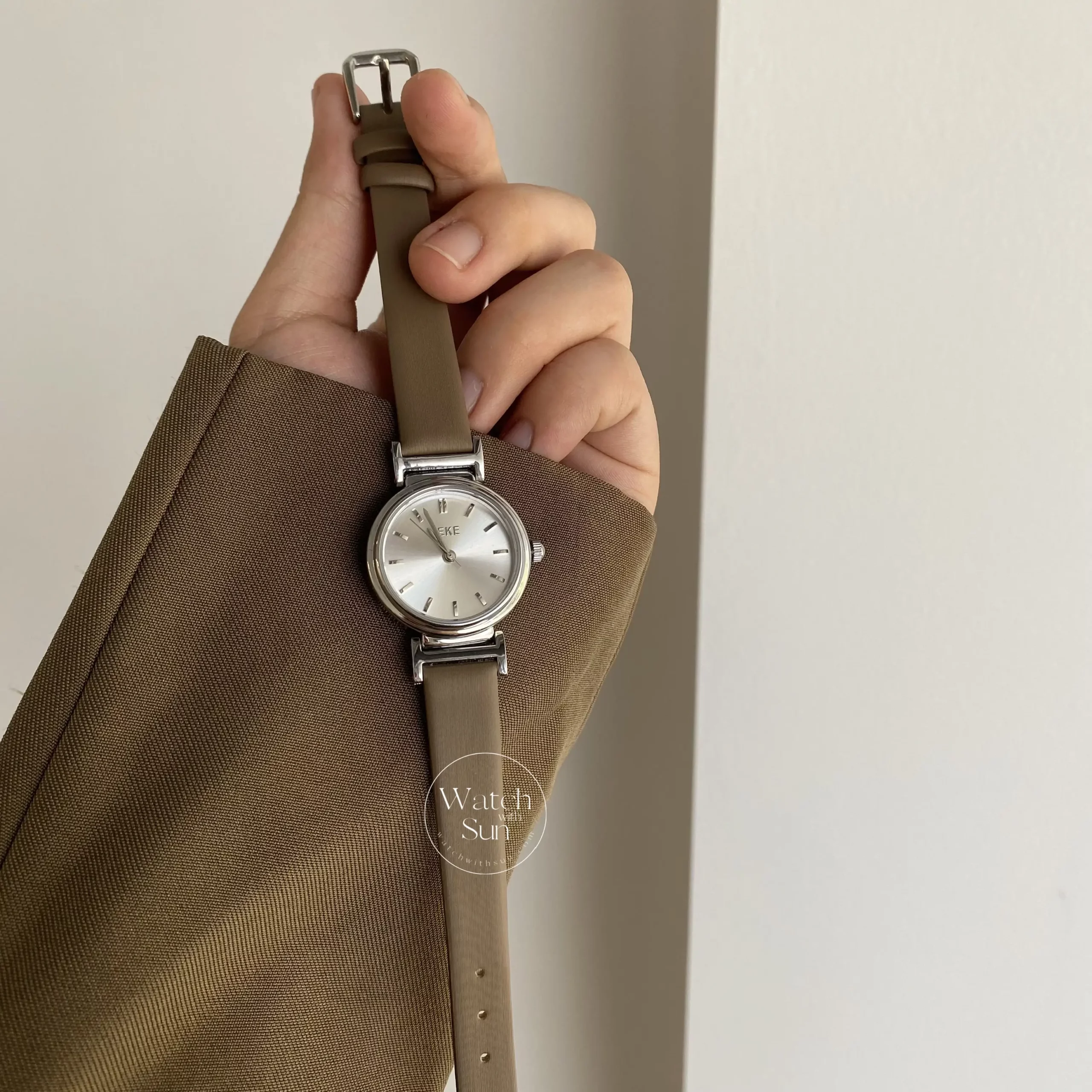 Vintage Style Black/Brown/White Leather Round Face Watch