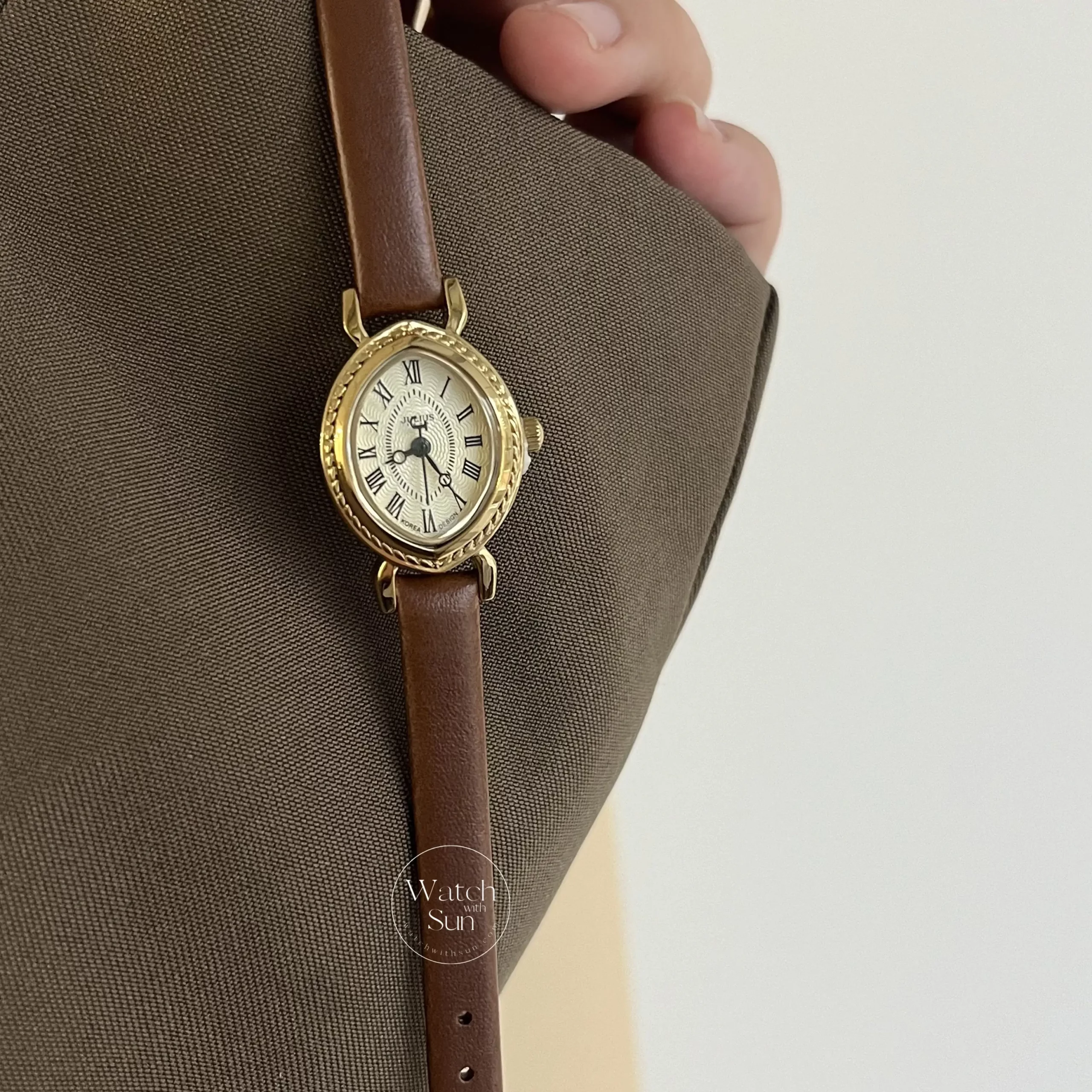 Vintage Brown Bucket-Shaped Leather Watch