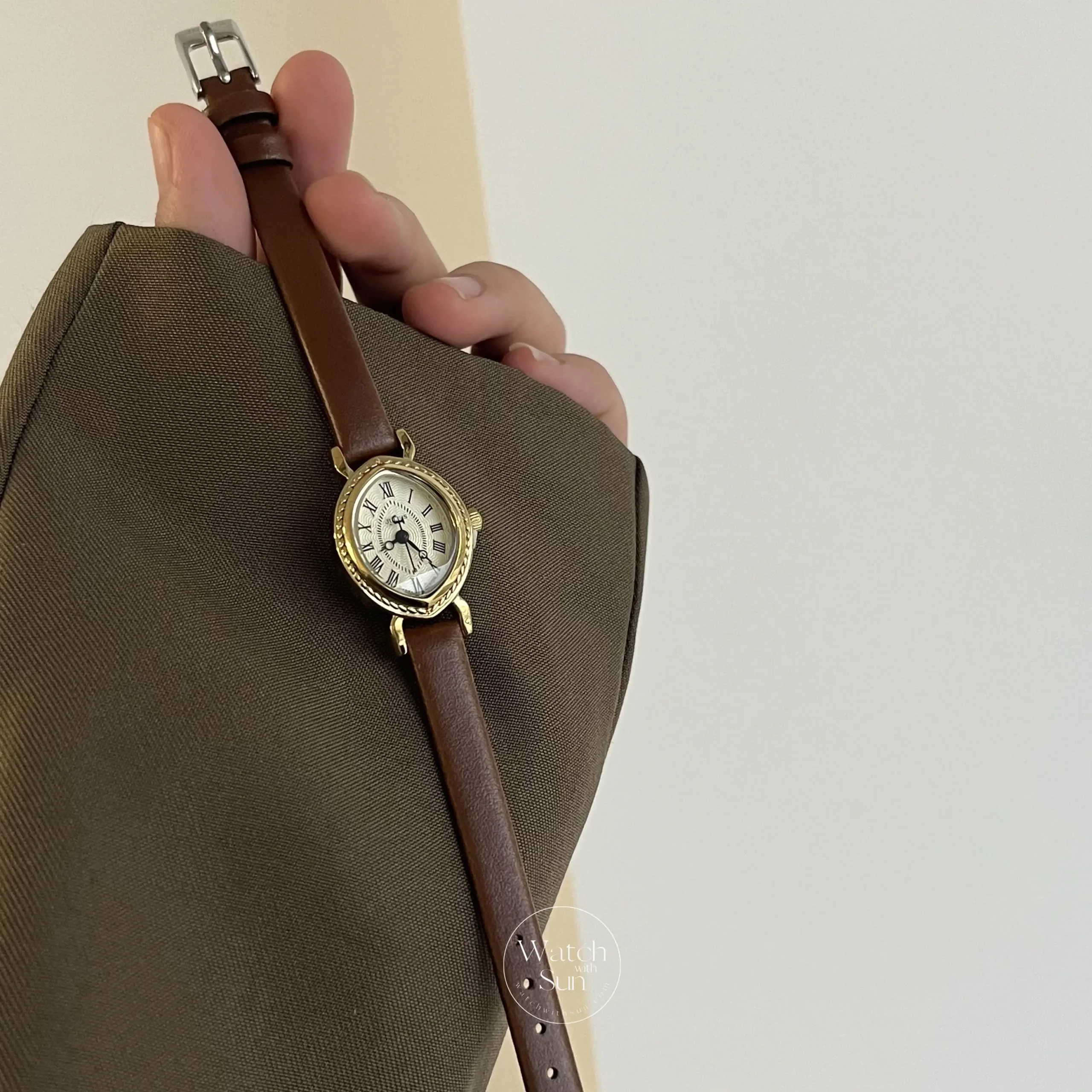 Vintage Brown Bucket-Shaped Leather Watch