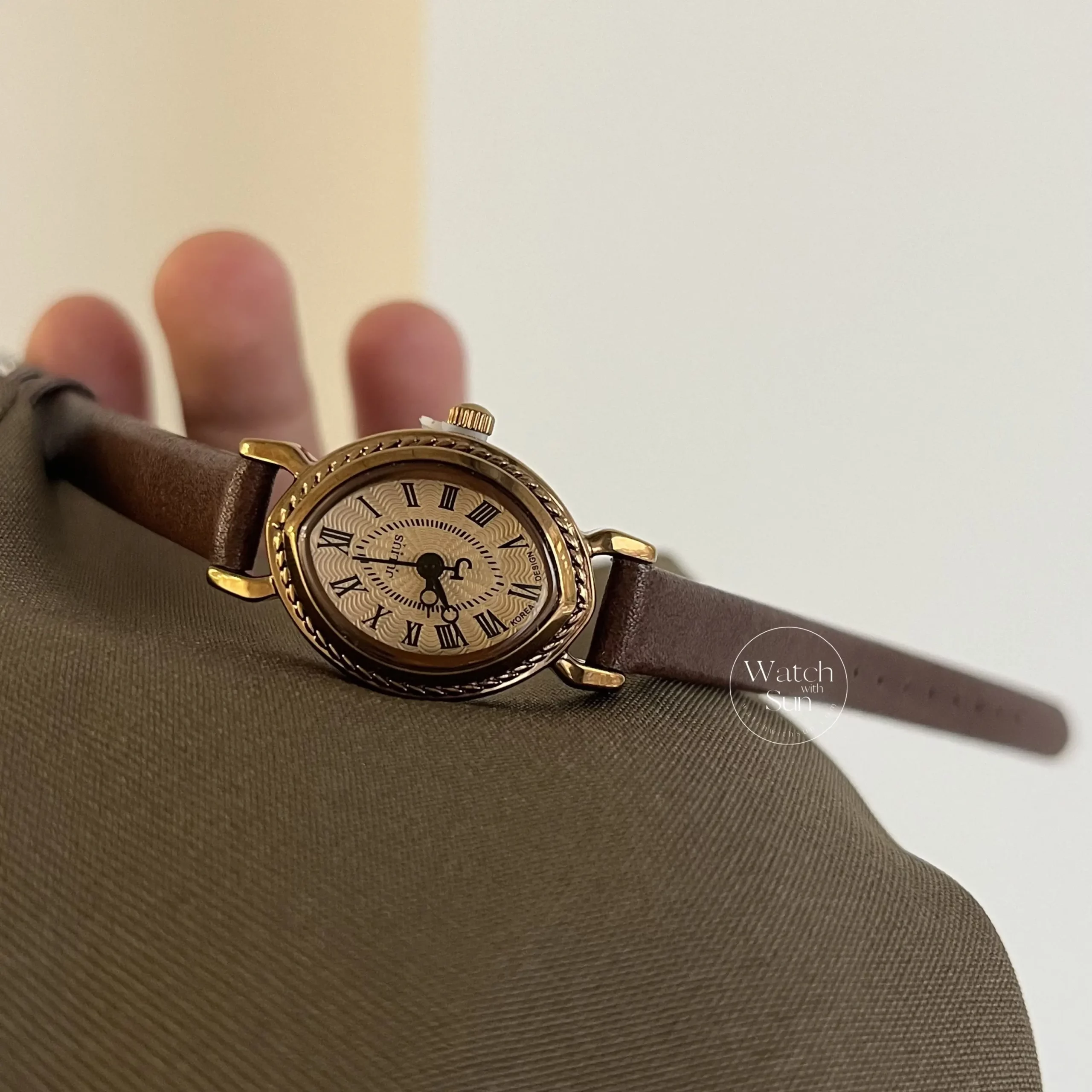 Vintage Brown Bucket-Shaped Leather Watch