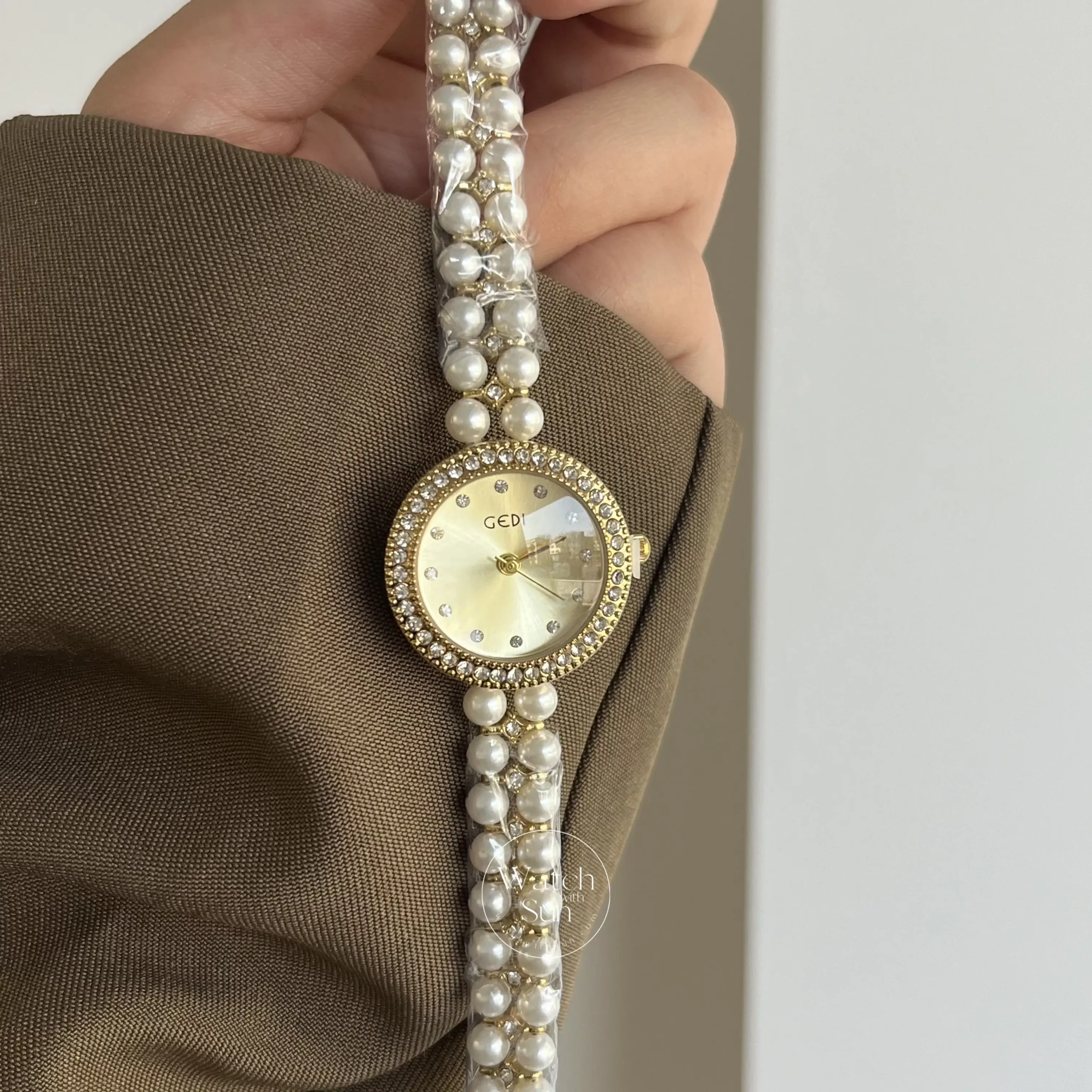 Dainty Round Face Pearl Chain Women's Watch