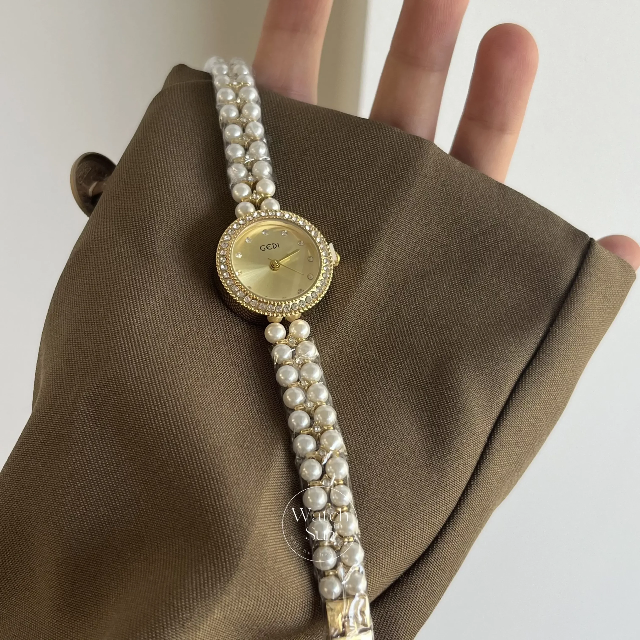 Dainty Round Face Pearl Chain Women's Watch