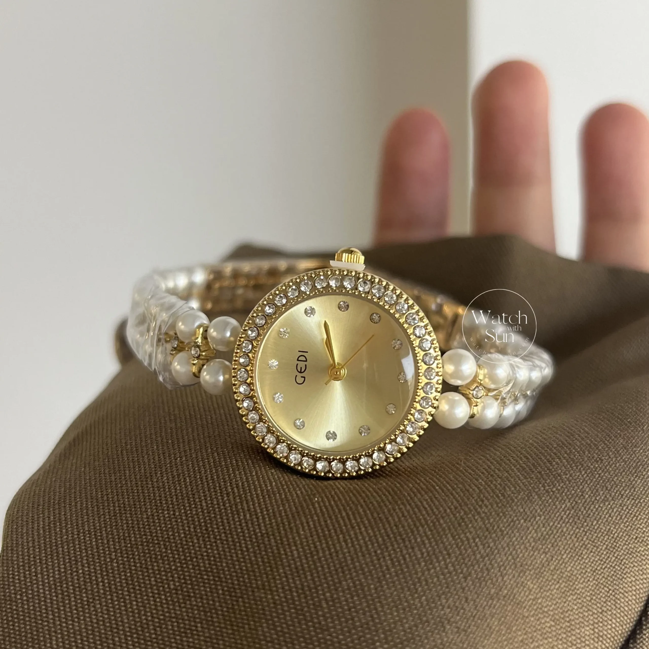 Dainty Round Face Pearl Chain Women's Watch