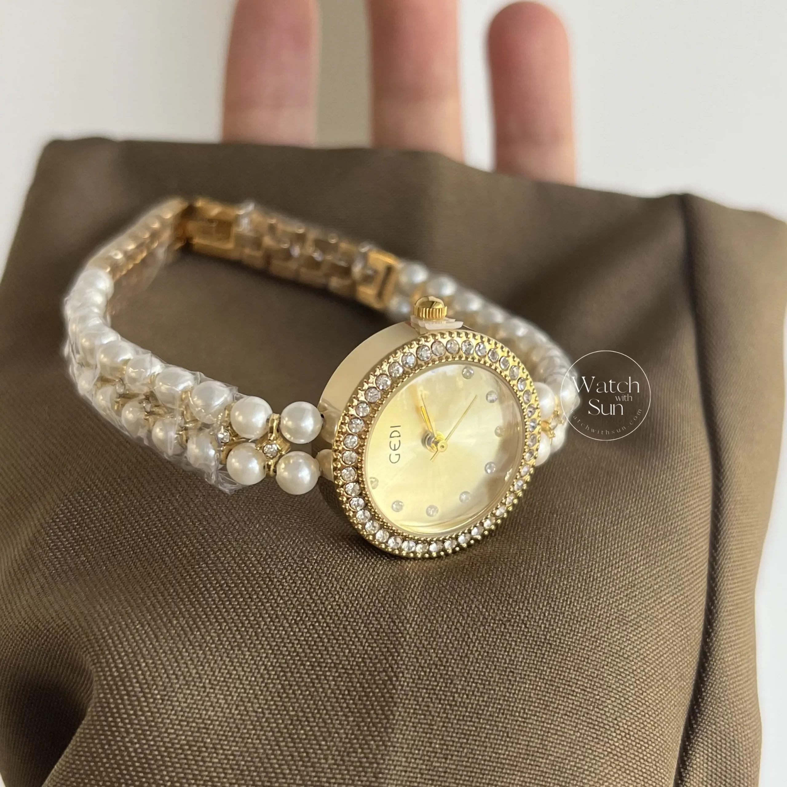 Dainty Round Face Pearl Chain Women's Watch