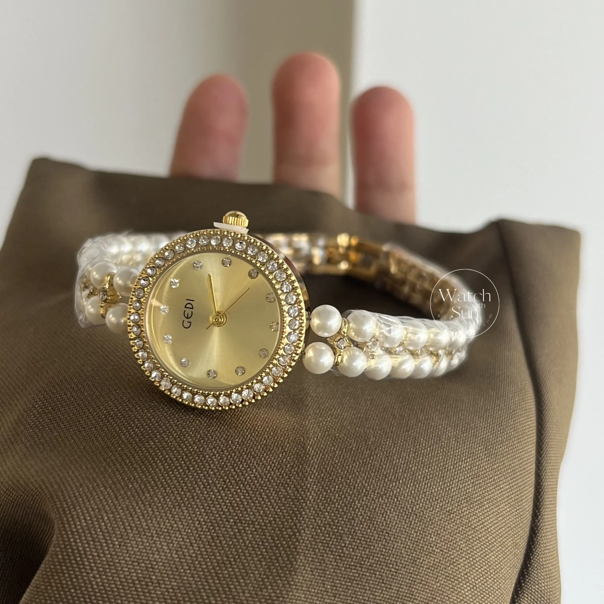 Dainty Round Face Pearl Chain Women's Watch