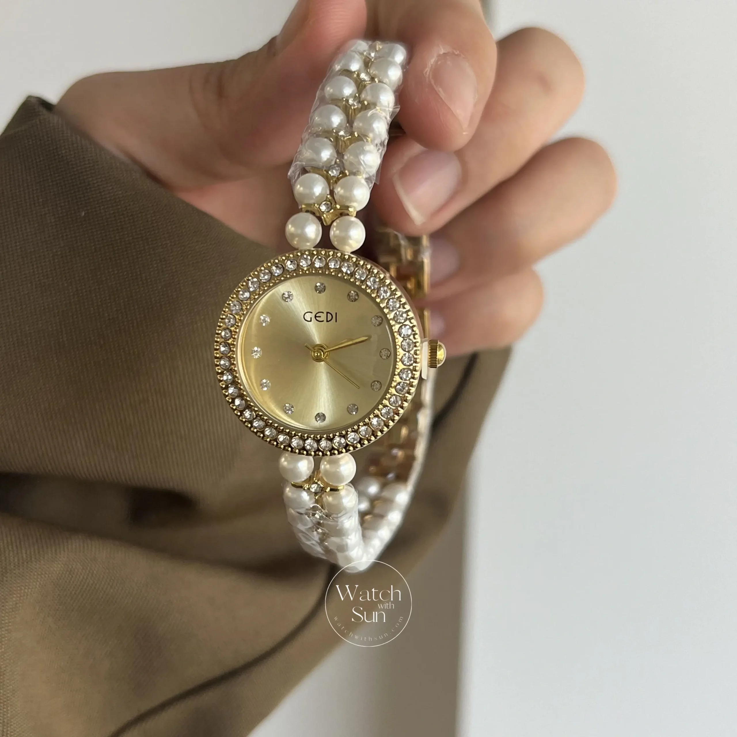 Dainty Round Face Pearl Chain Women's Watch