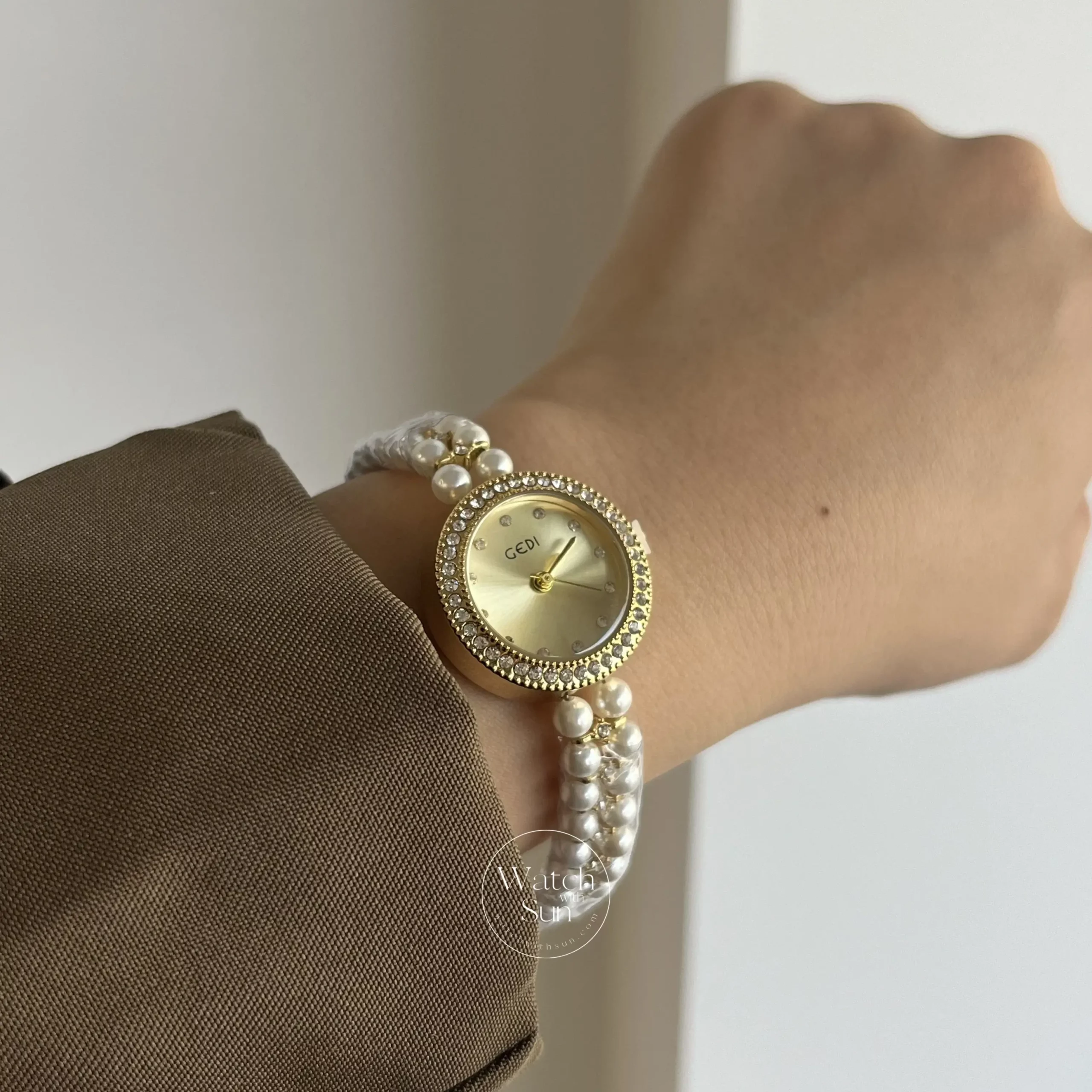 Dainty Round Face Pearl Chain Women's Watch