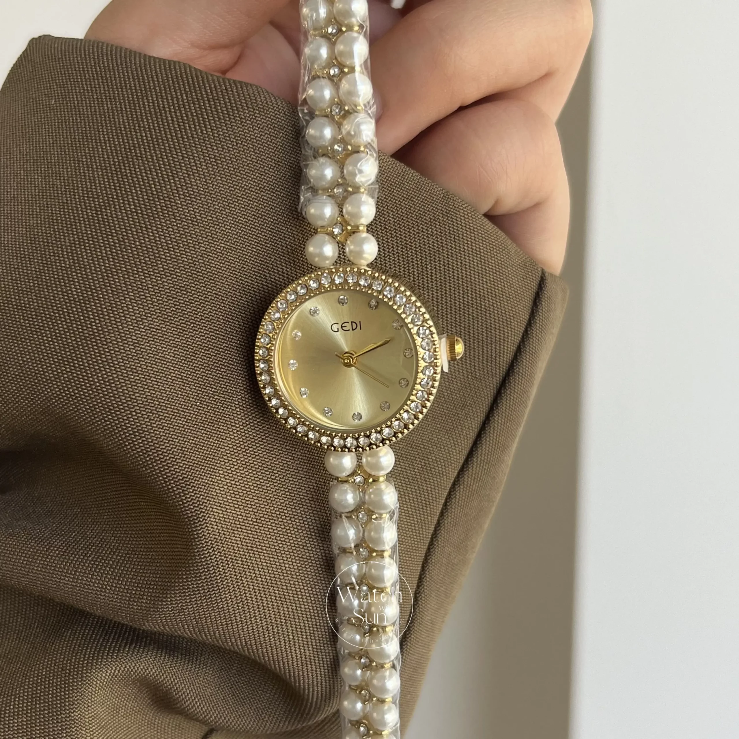 Dainty Round Face Pearl Chain Women's Watch