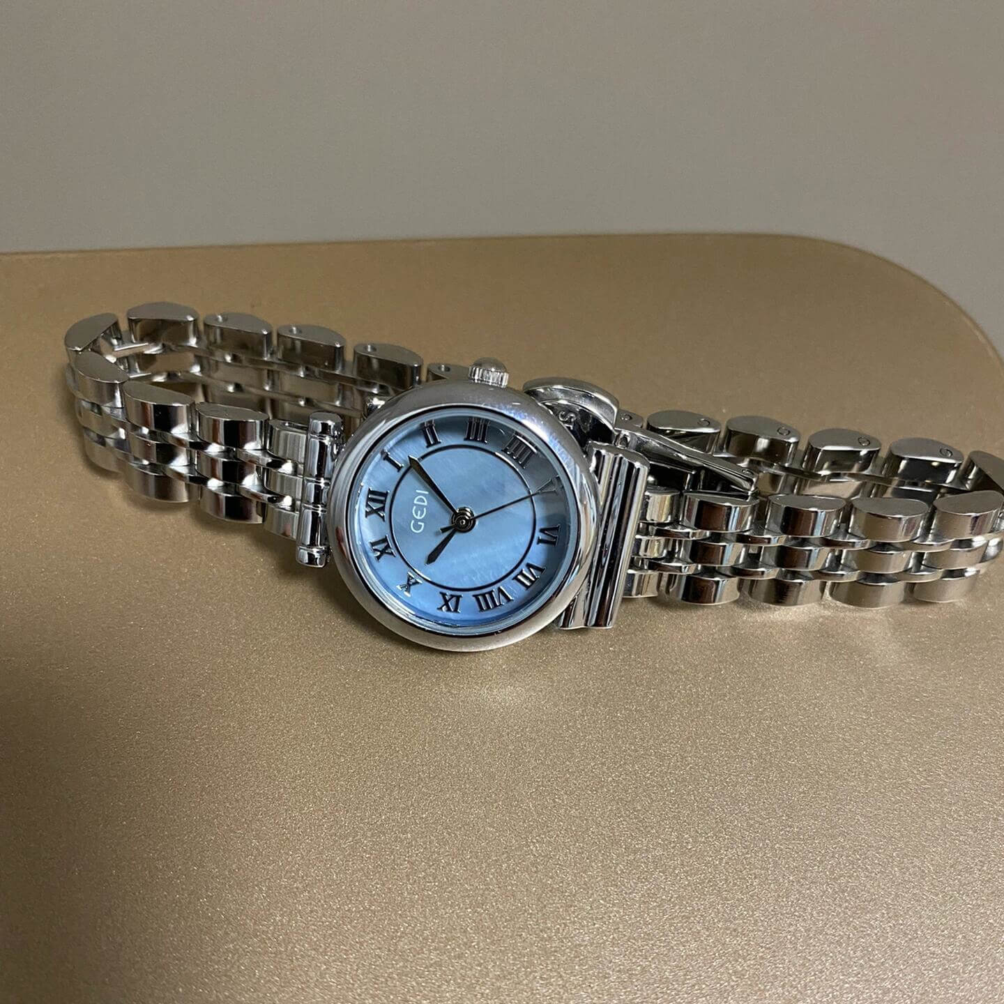 Chic Blue Mother of Pearl Round Face Watch