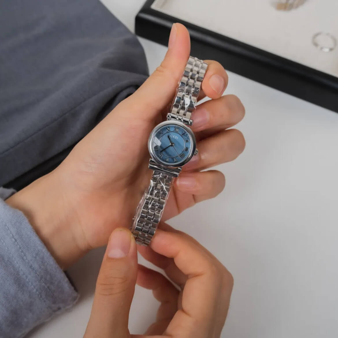 Chic Blue Mother of Pearl Round Face Watch