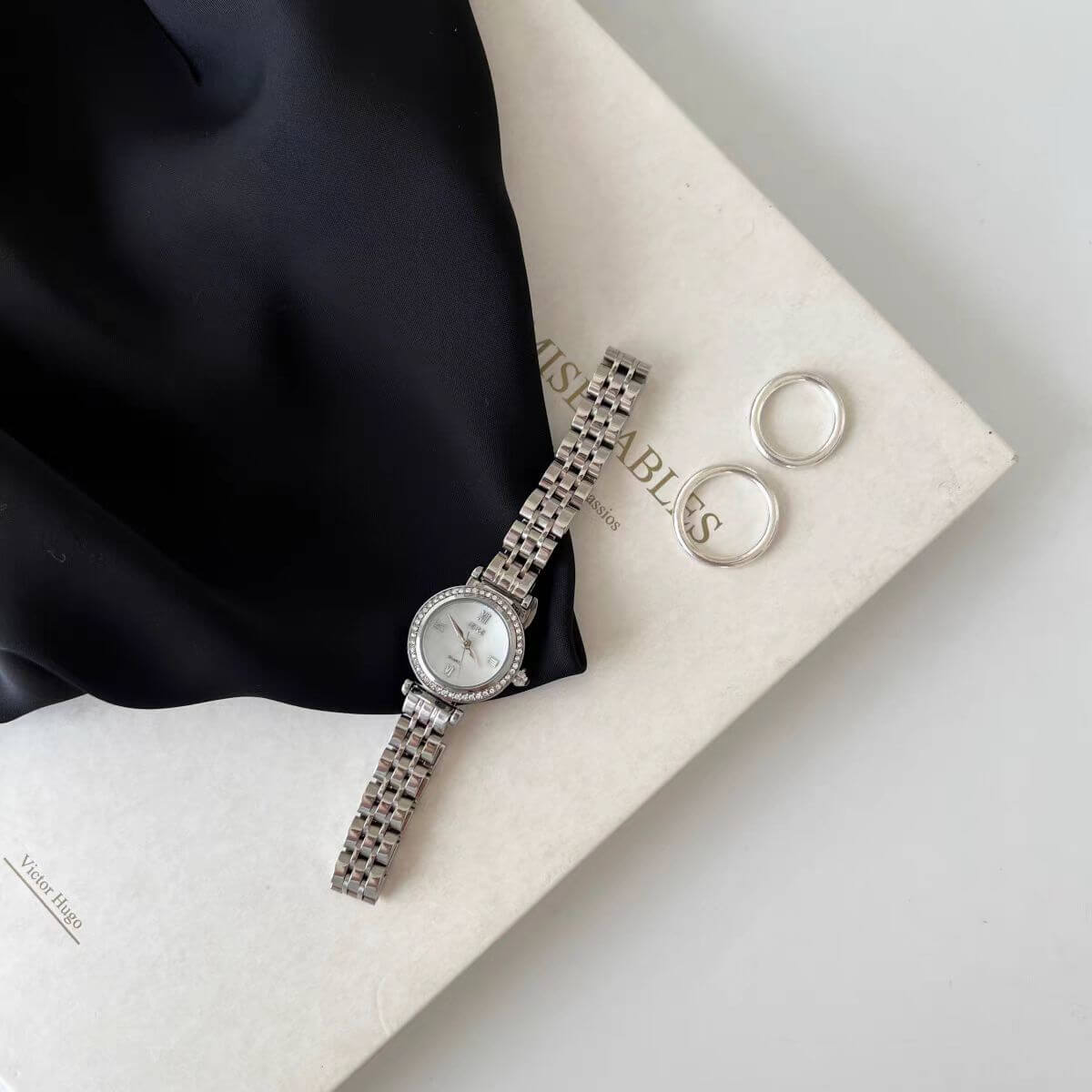 Chic Blue Mother of Pearl Round Face Watch