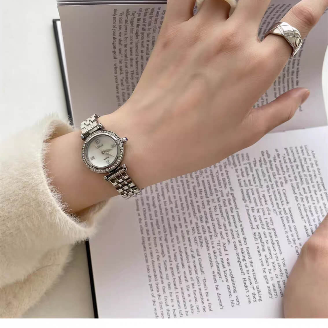 Chic Blue Mother of Pearl Round Face Watch