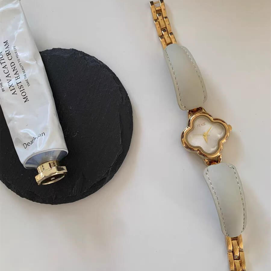 Classic Black/Brown/White Cloud-Shaped Wristwatch