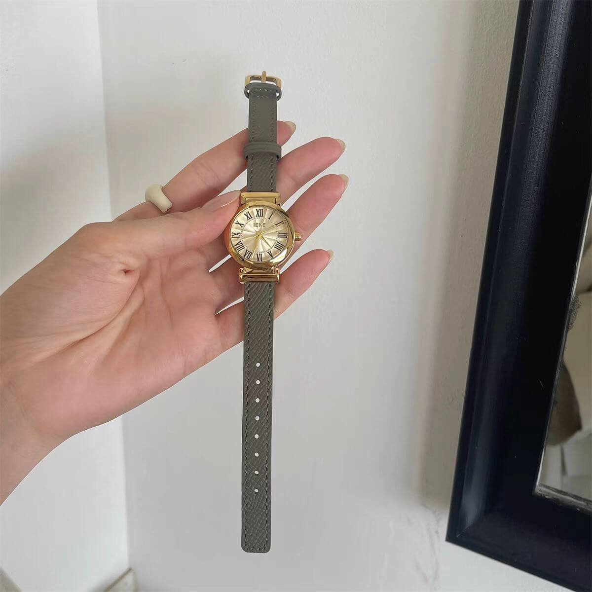 Vintage Style Black/Brown/Grey Round Face Ladies Wristwatch