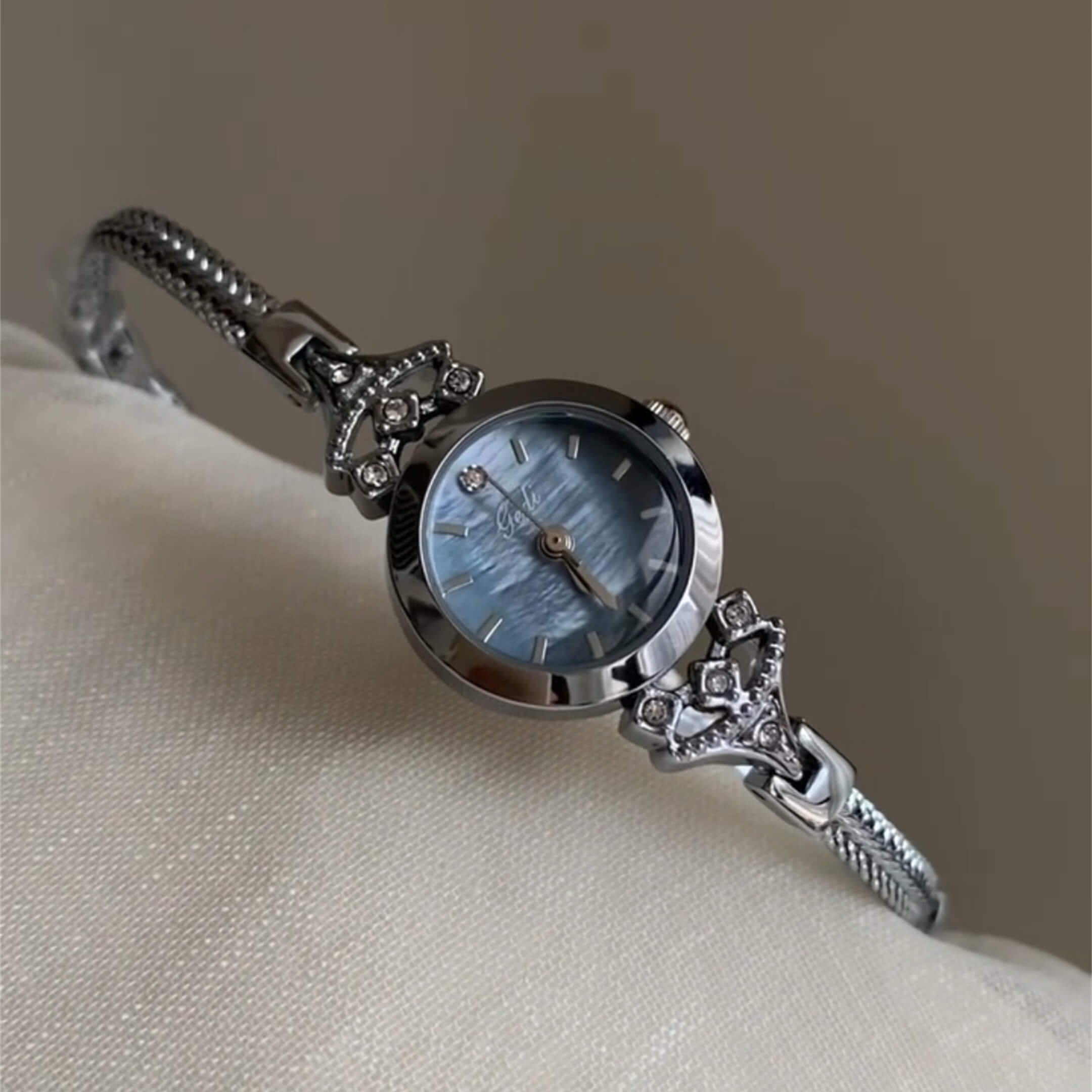 Chic Round Small Face Thin Bracelet Watch