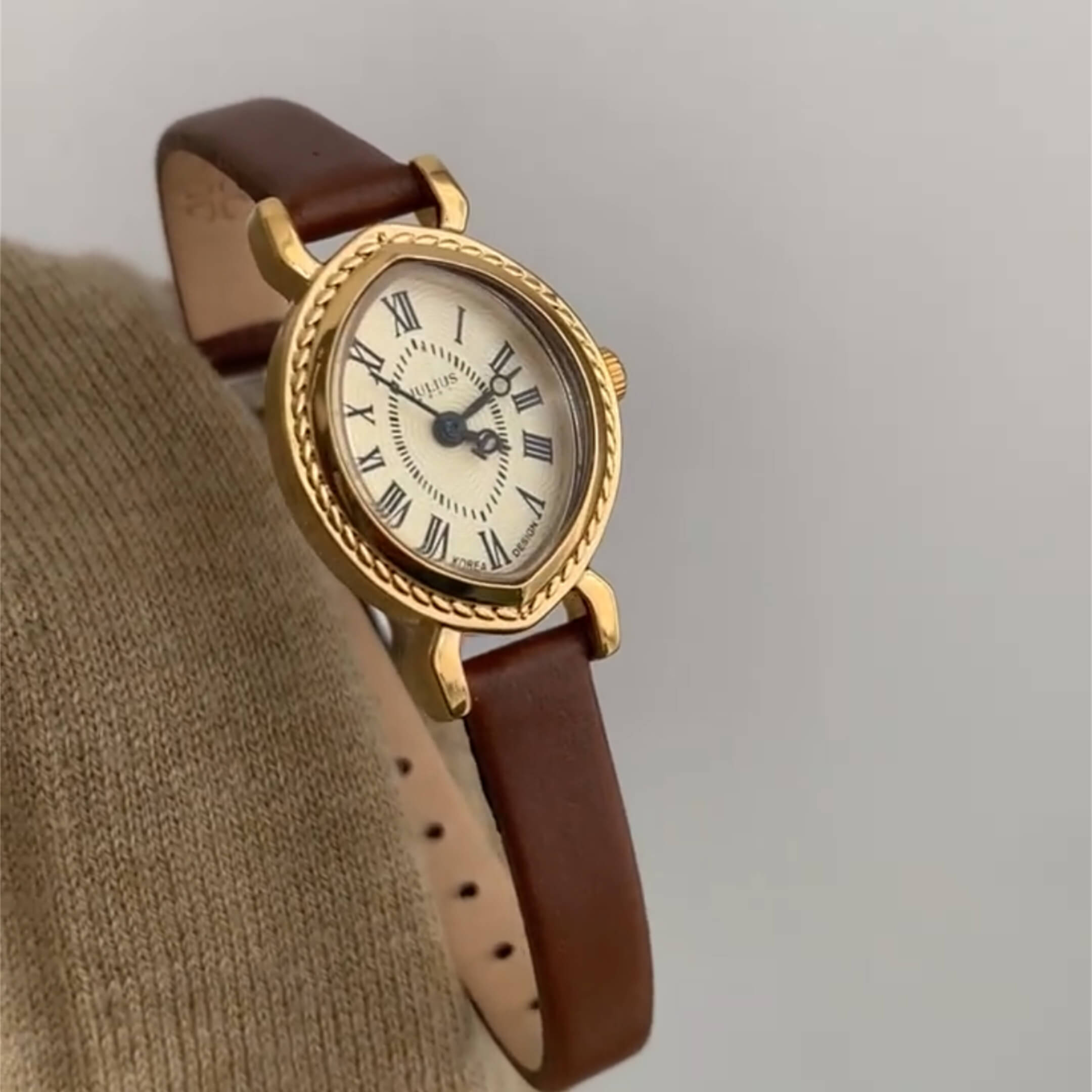 Vintage Brown Bucket-Shaped Leather Watch