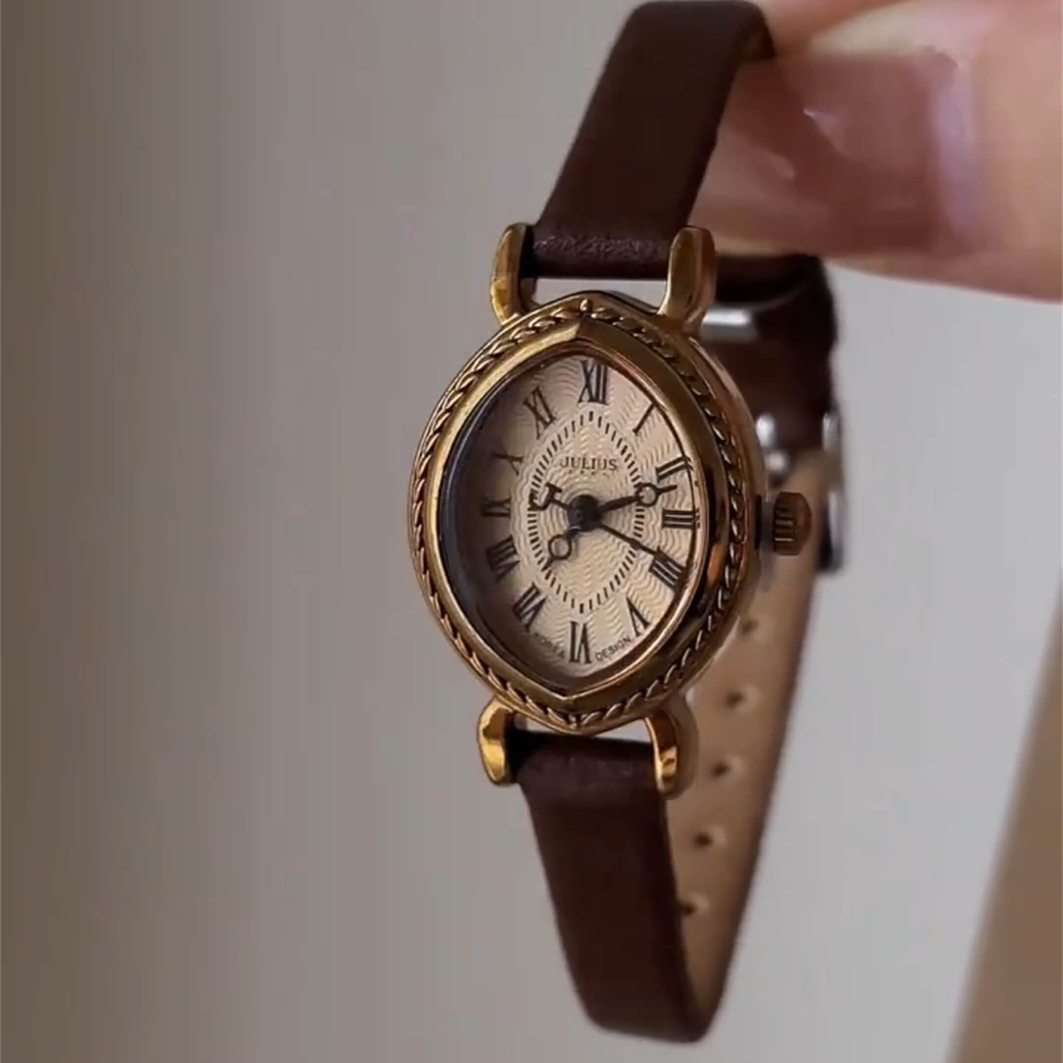 Vintage Brown Bucket-Shaped Leather Watch