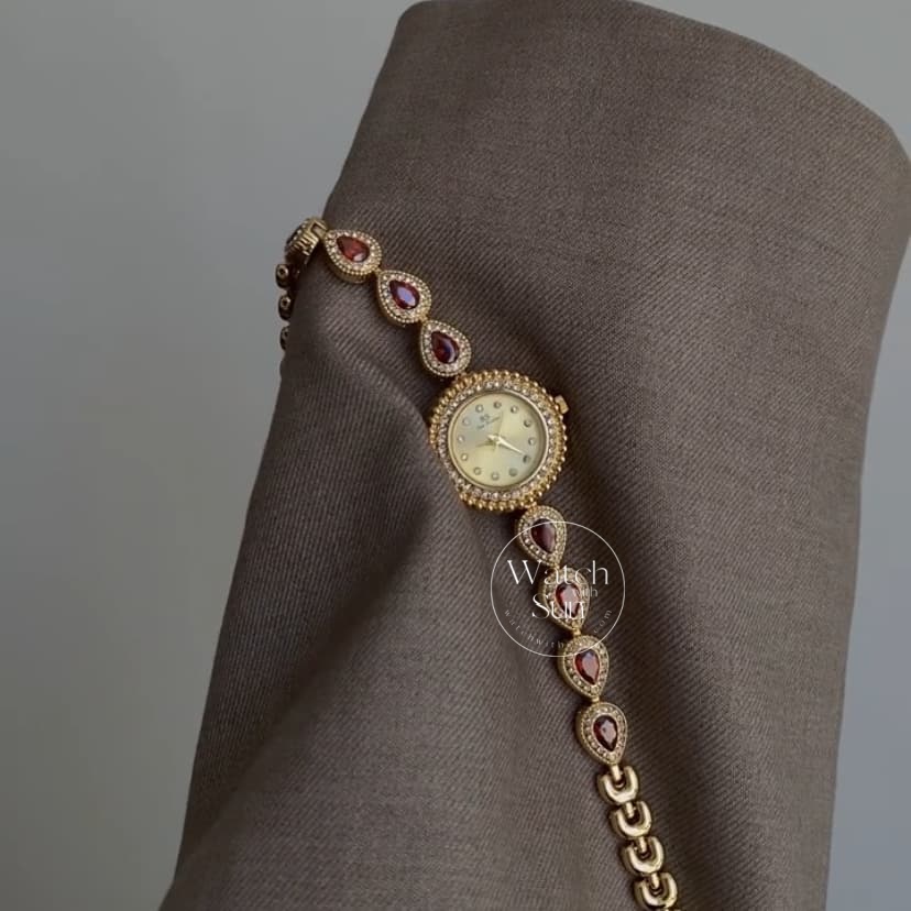 Vintage Style Red Zircon Round Face Watch For Ladies