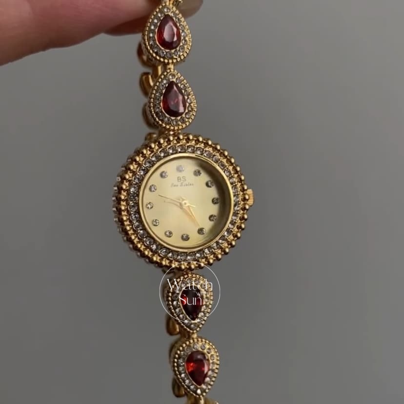 Vintage Style Red Zircon Round Face Watch For Ladies