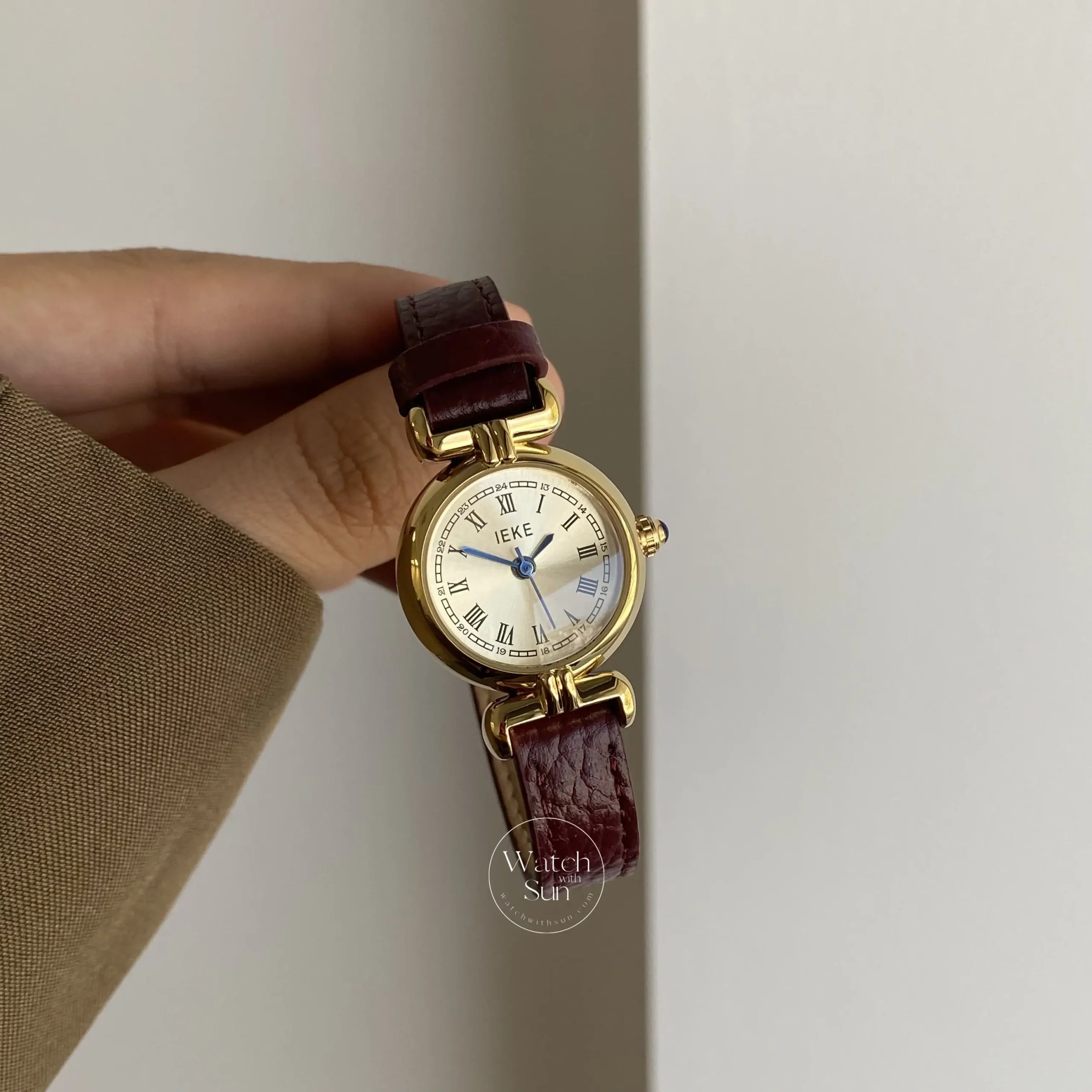 Vintage Style Gold Round Face Leather Ladies Watch