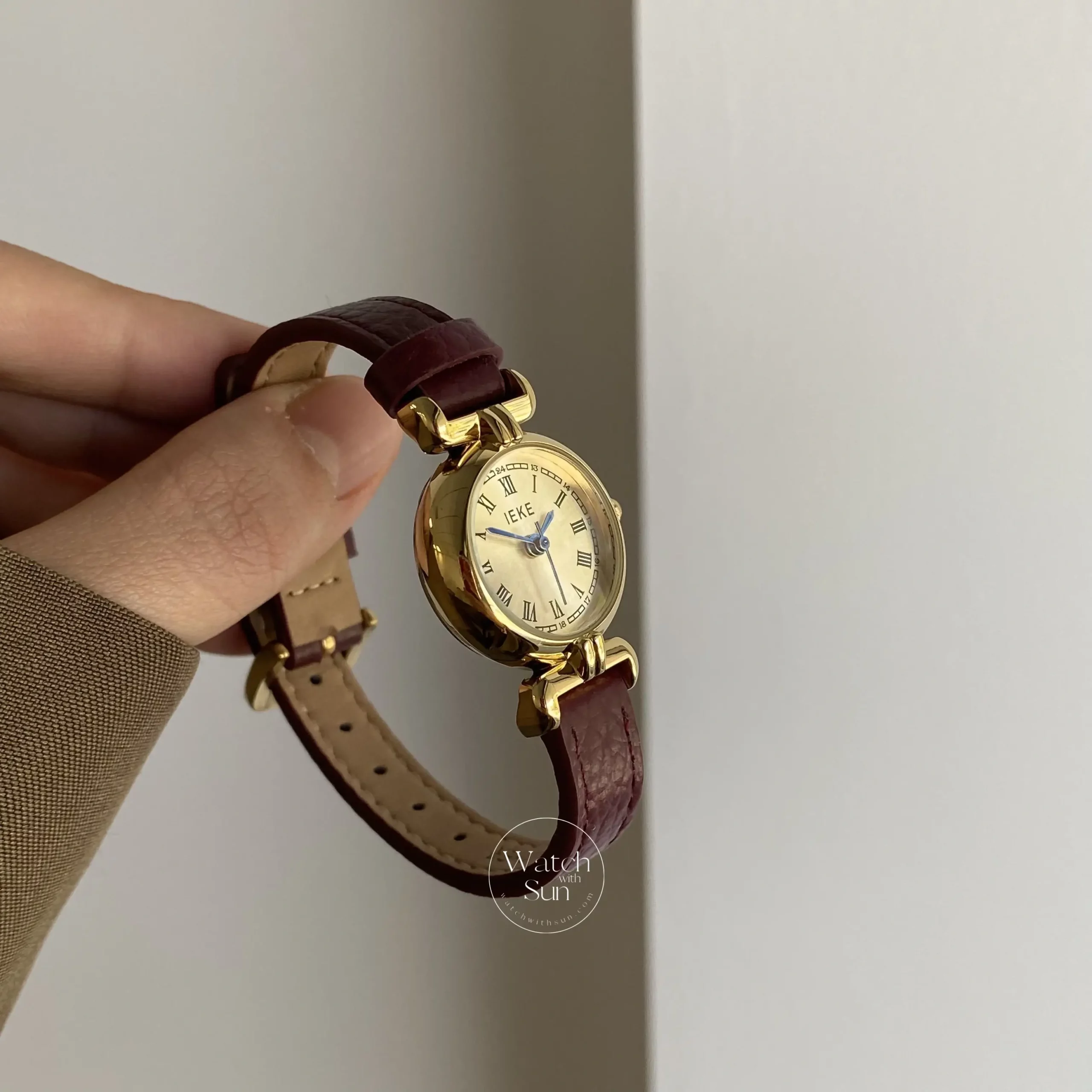 Vintage Style Gold Round Face Leather Ladies Watch