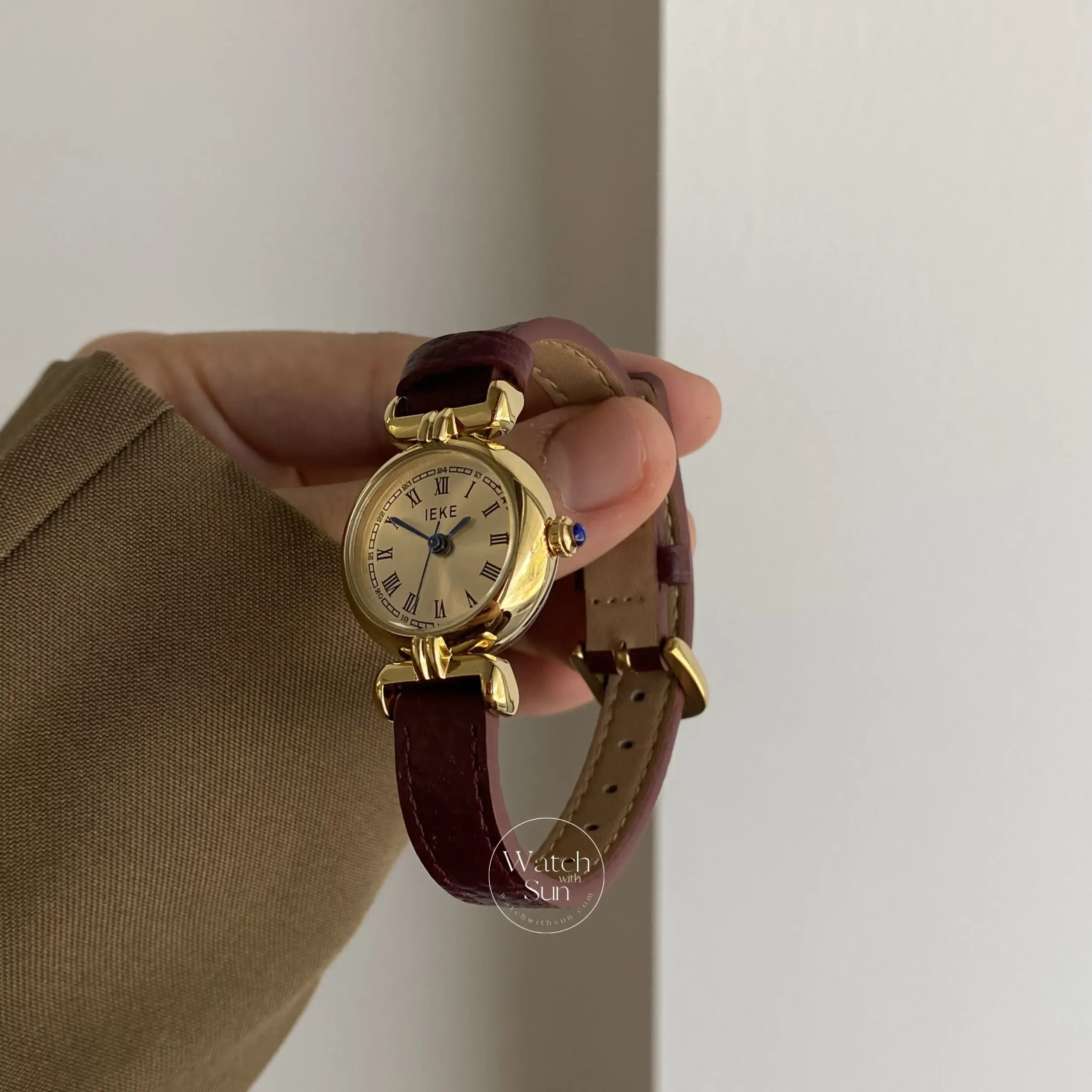 Vintage Style Gold Round Face Leather Ladies Watch