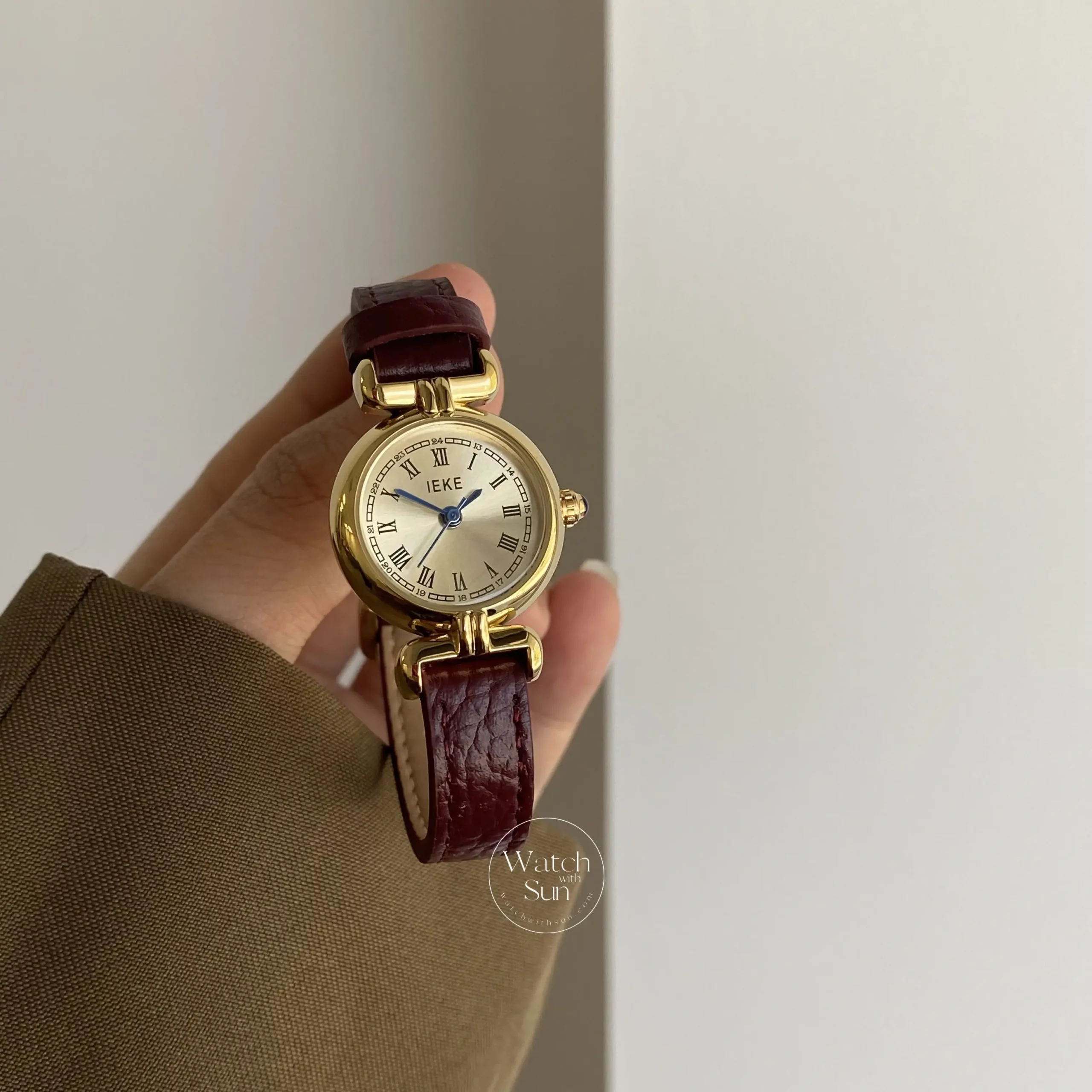 Vintage Style Gold Round Face Leather Ladies Watch